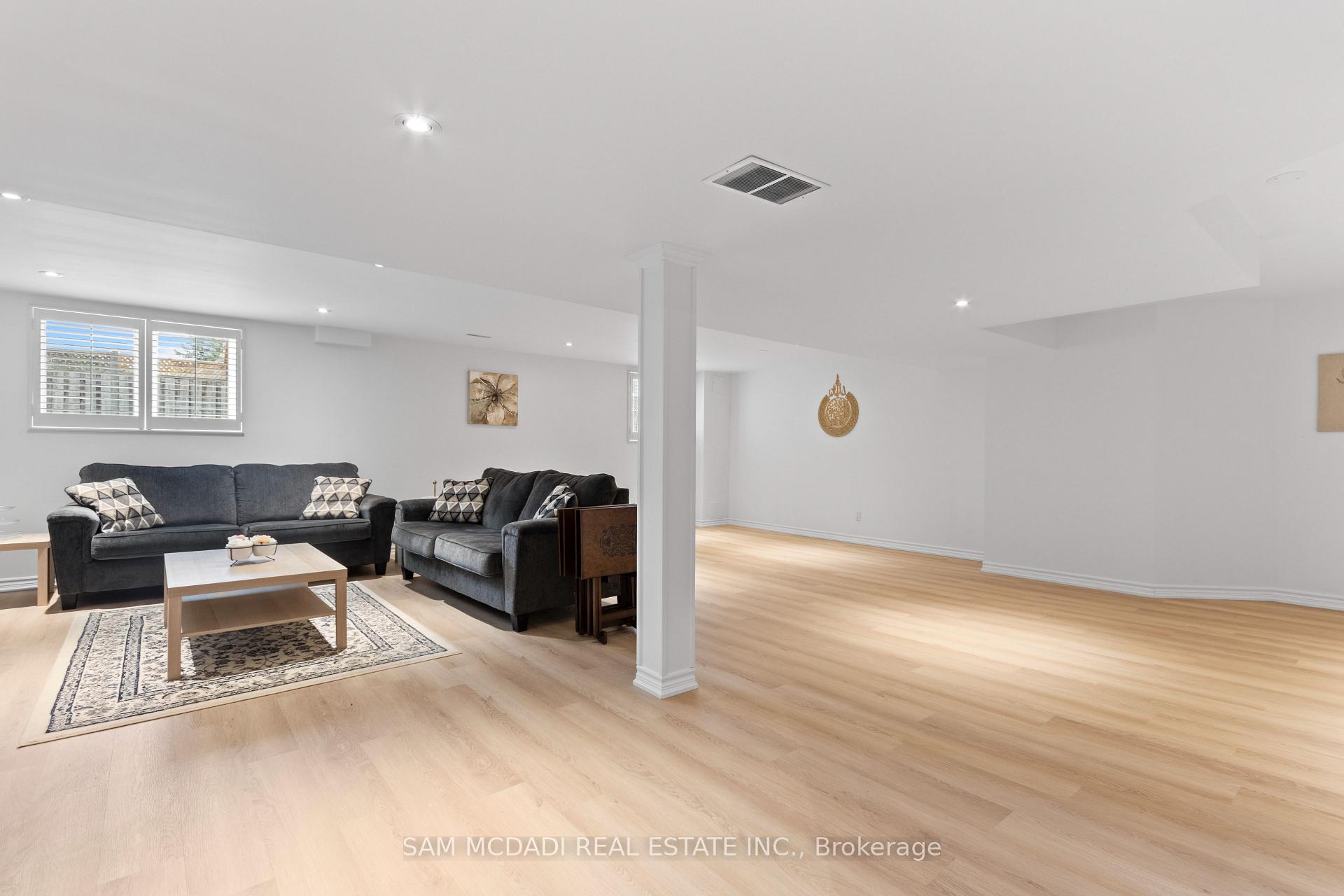 964 Queen Street W
