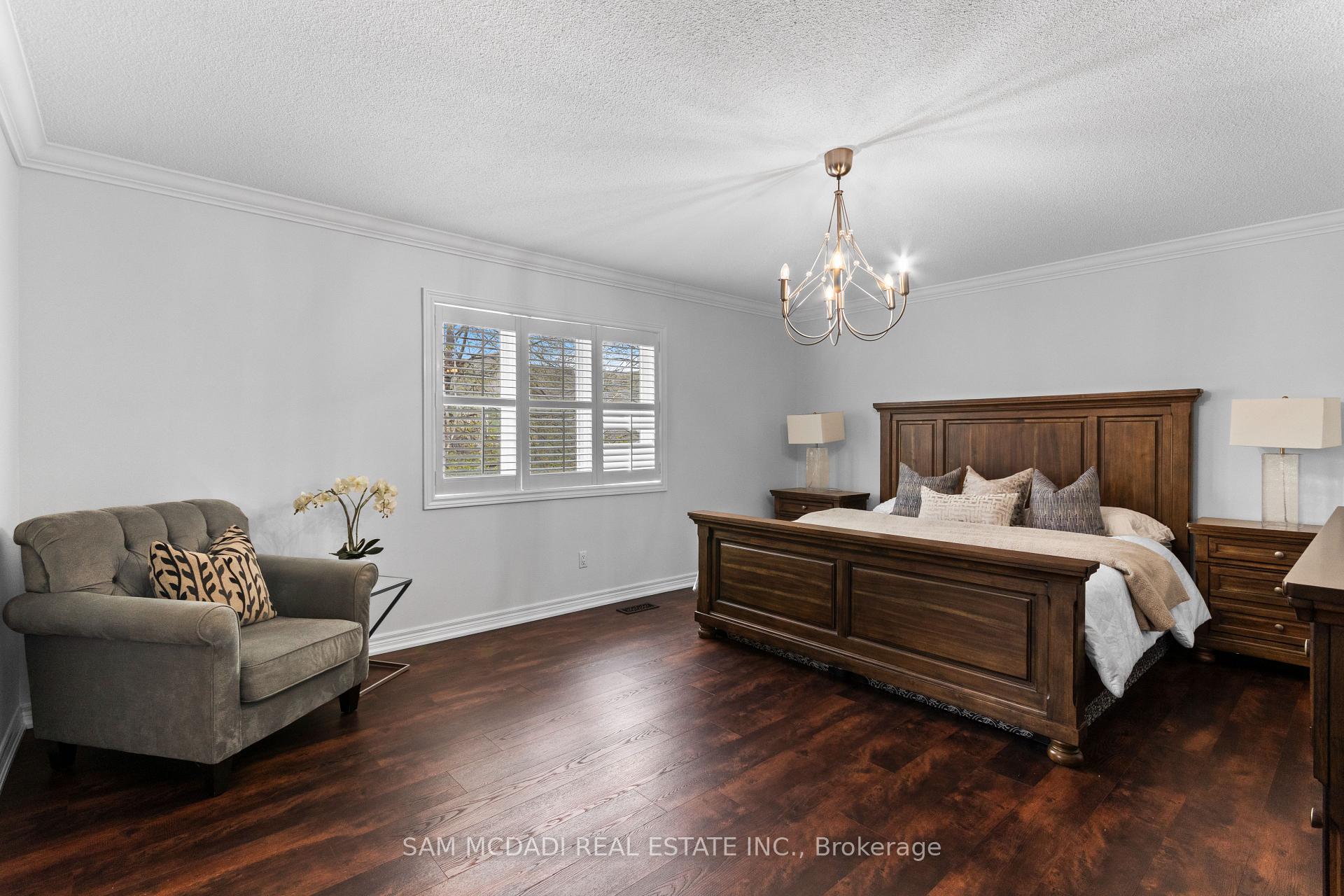 964 Queen Street W