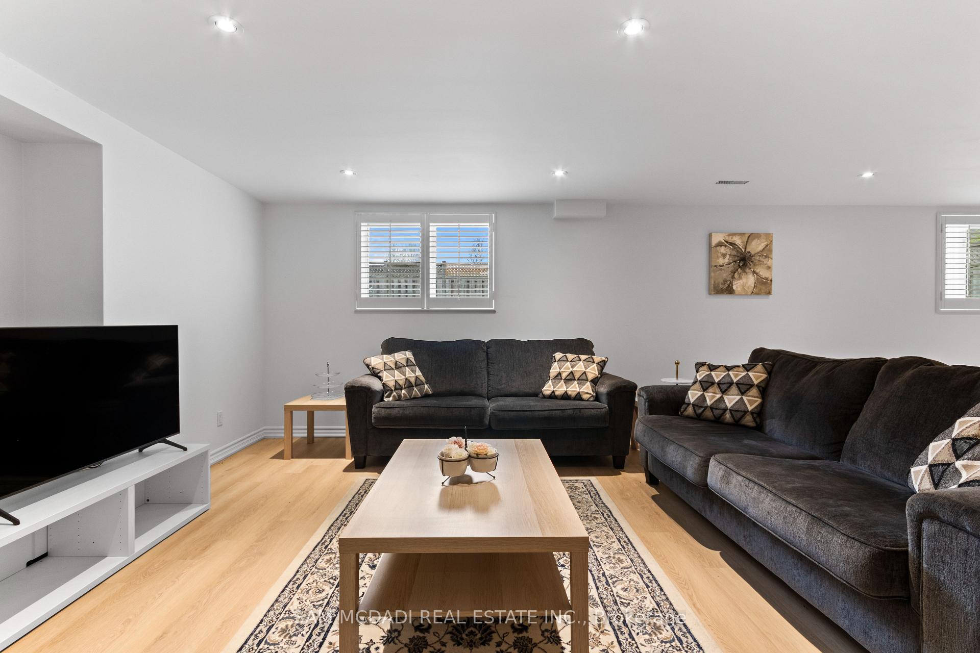 964 Queen Street W