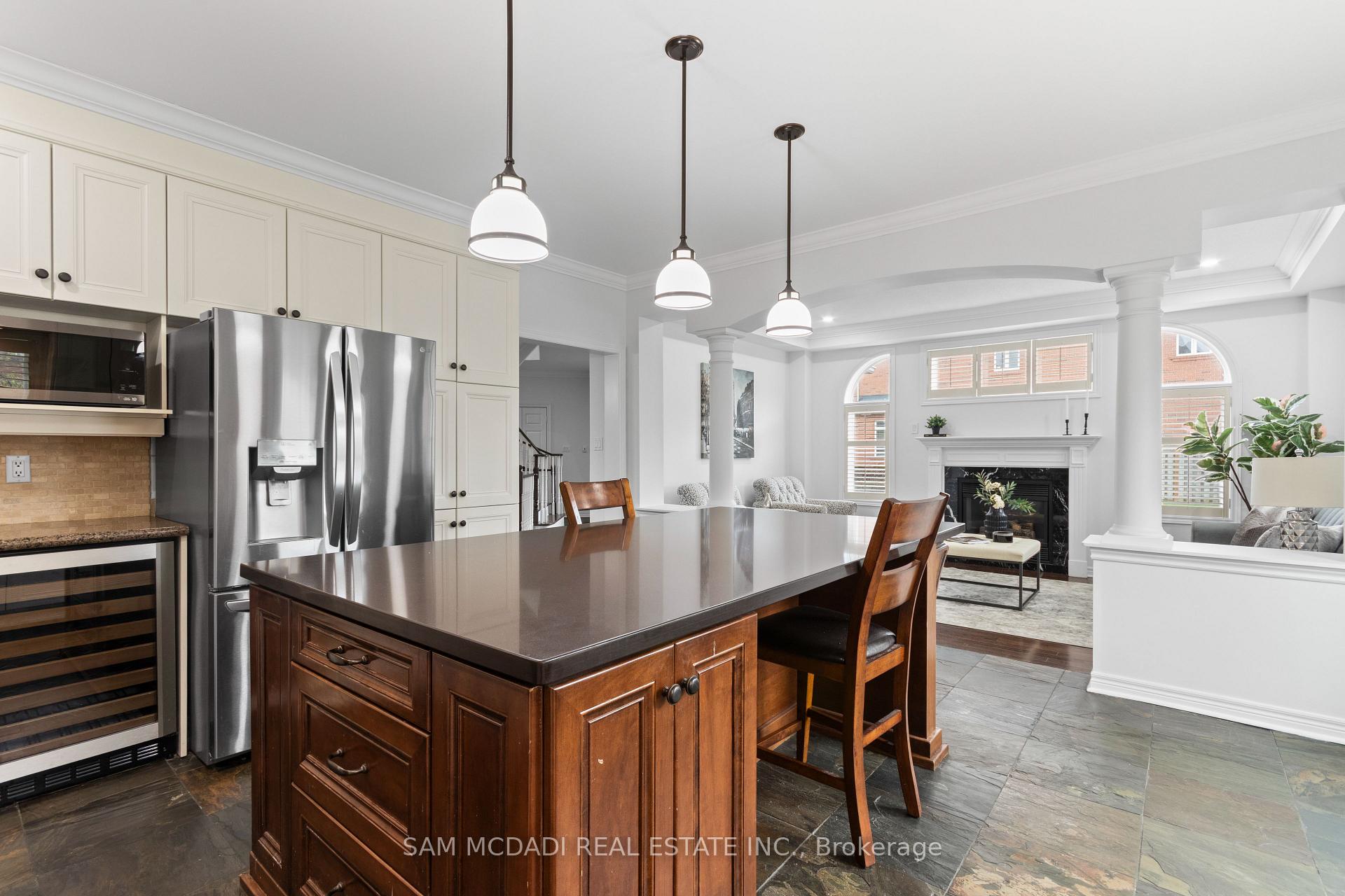 964 Queen Street W