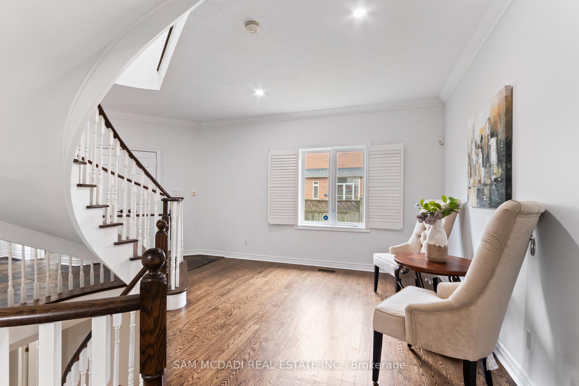 964 Queen Street W