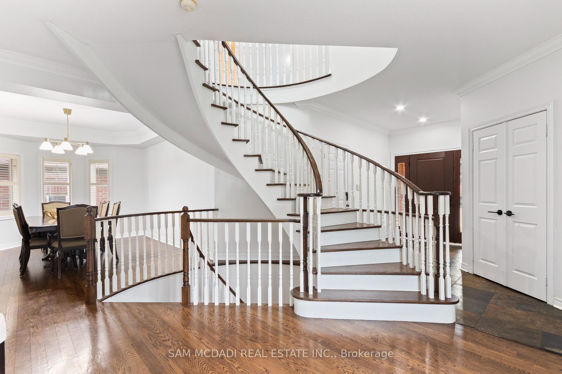 964 Queen Street W