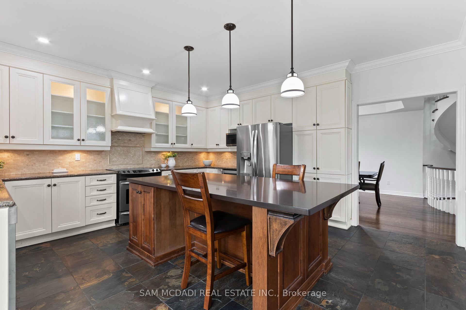 964 Queen Street W