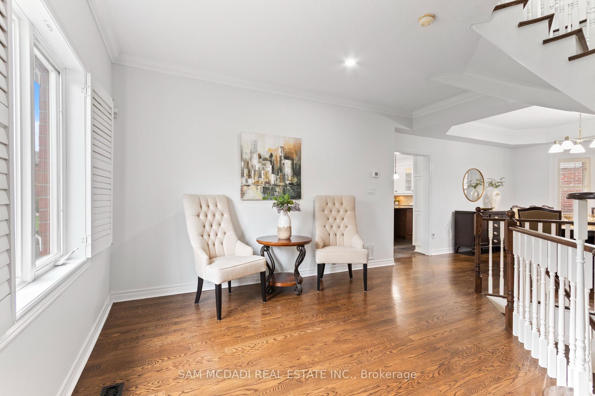 964 Queen Street W