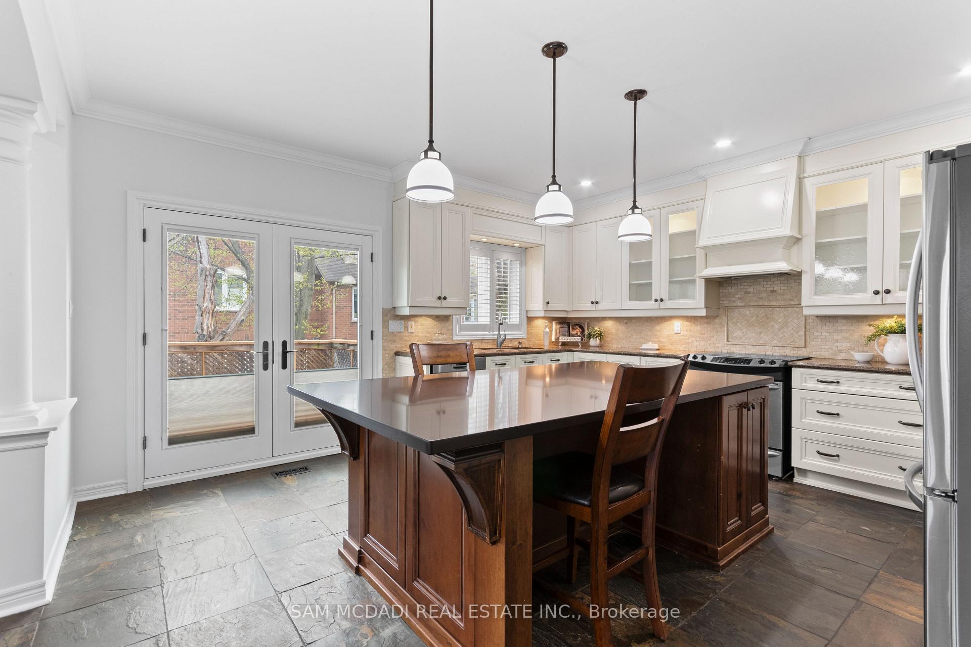 964 Queen Street W