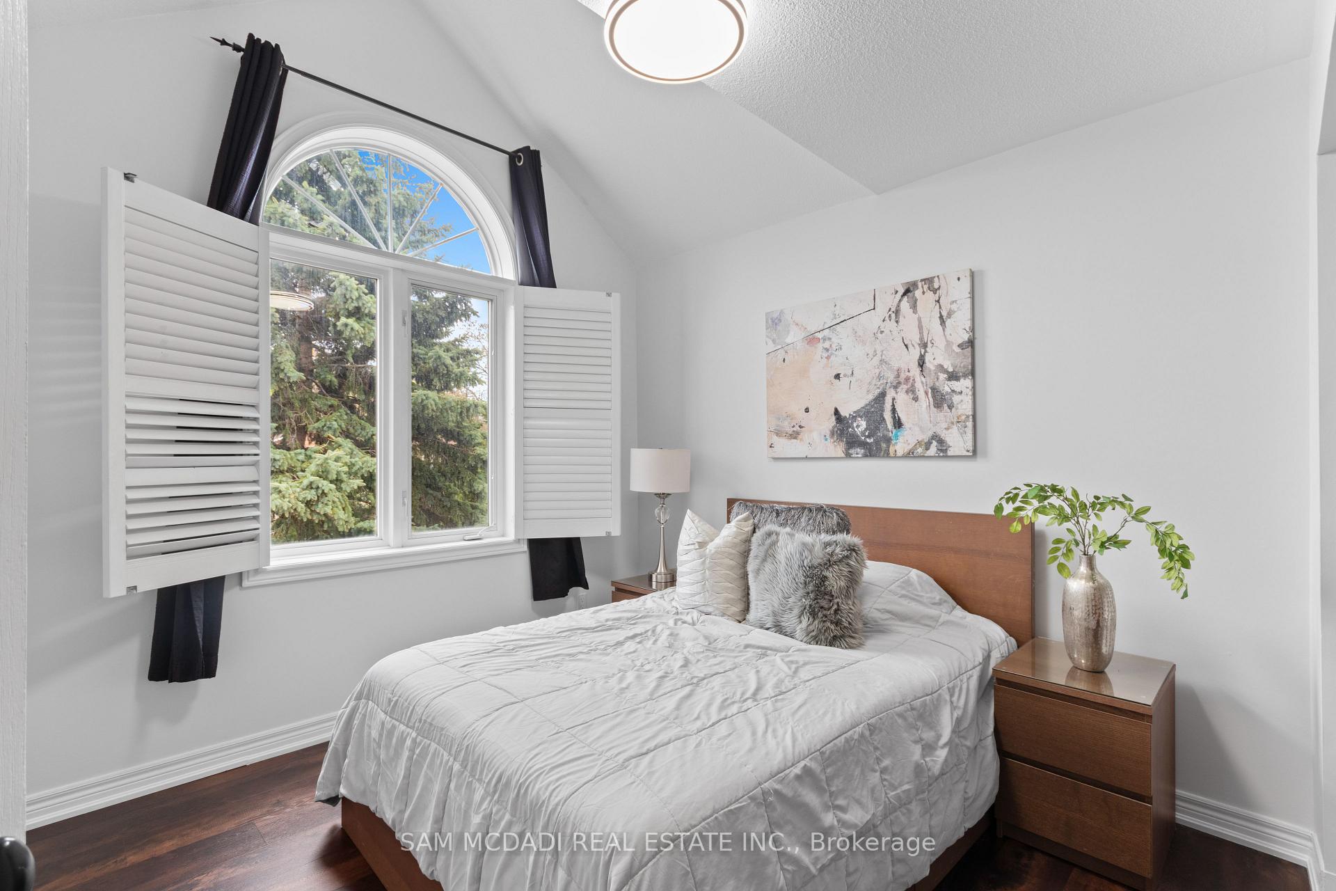 964 Queen Street W