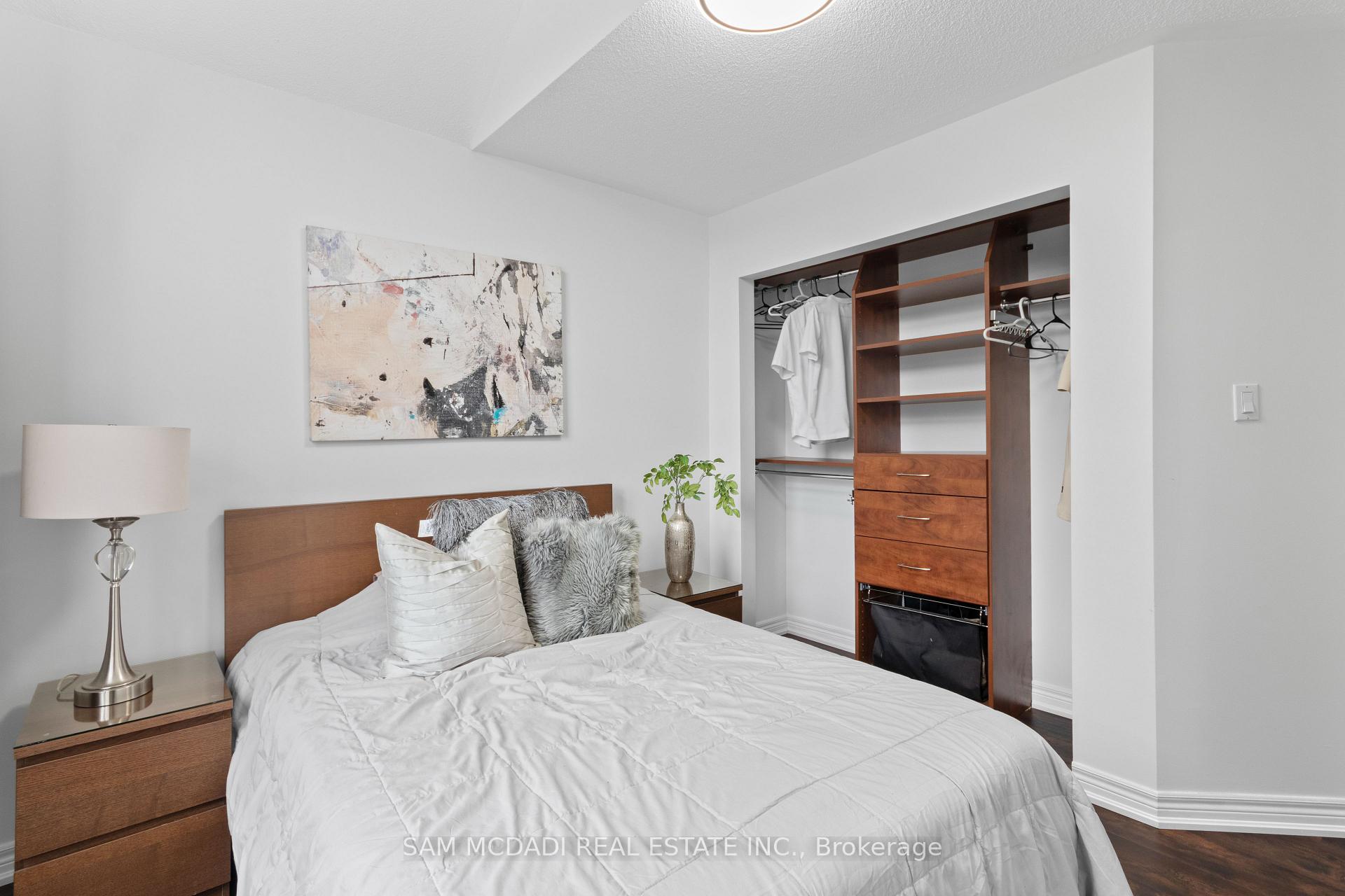 964 Queen Street W