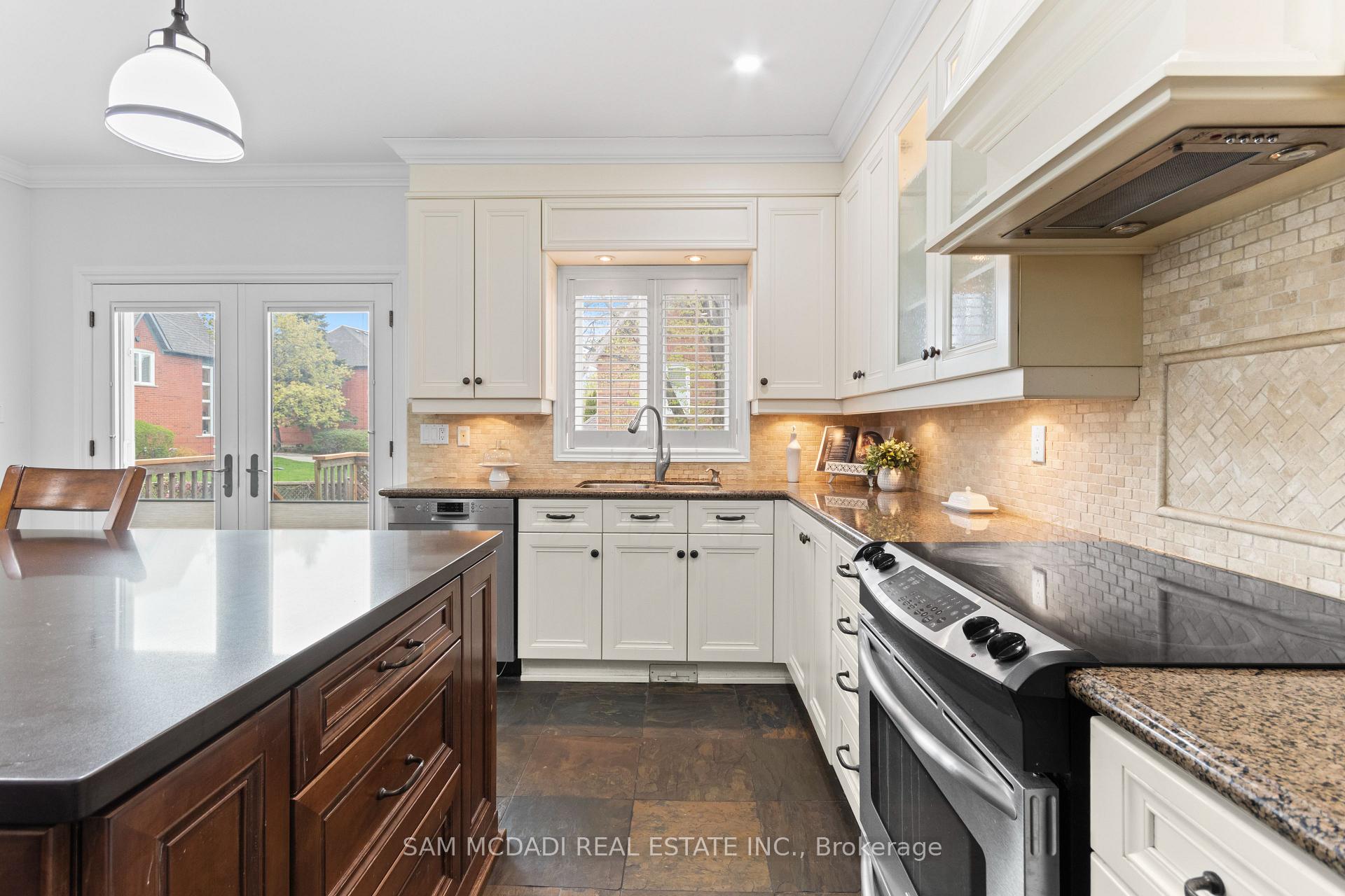 964 Queen Street W
