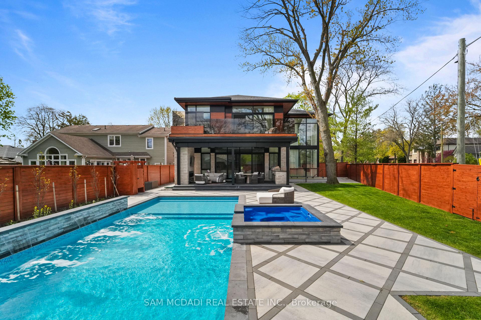 1589 Glenhill Crescent