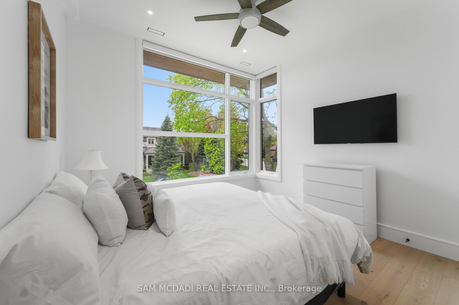 1589 Glenhill Crescent