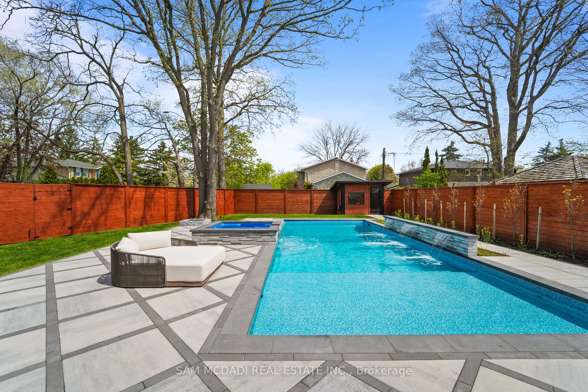 1589 Glenhill Crescent