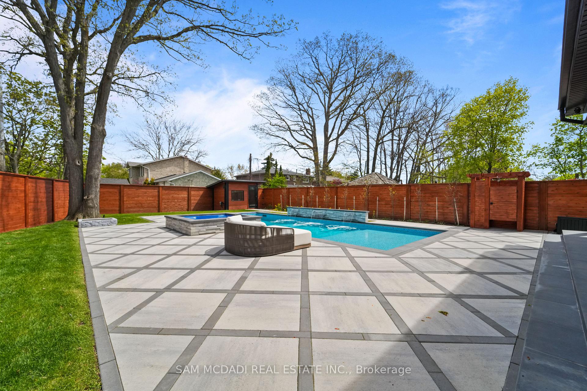 1589 Glenhill Crescent