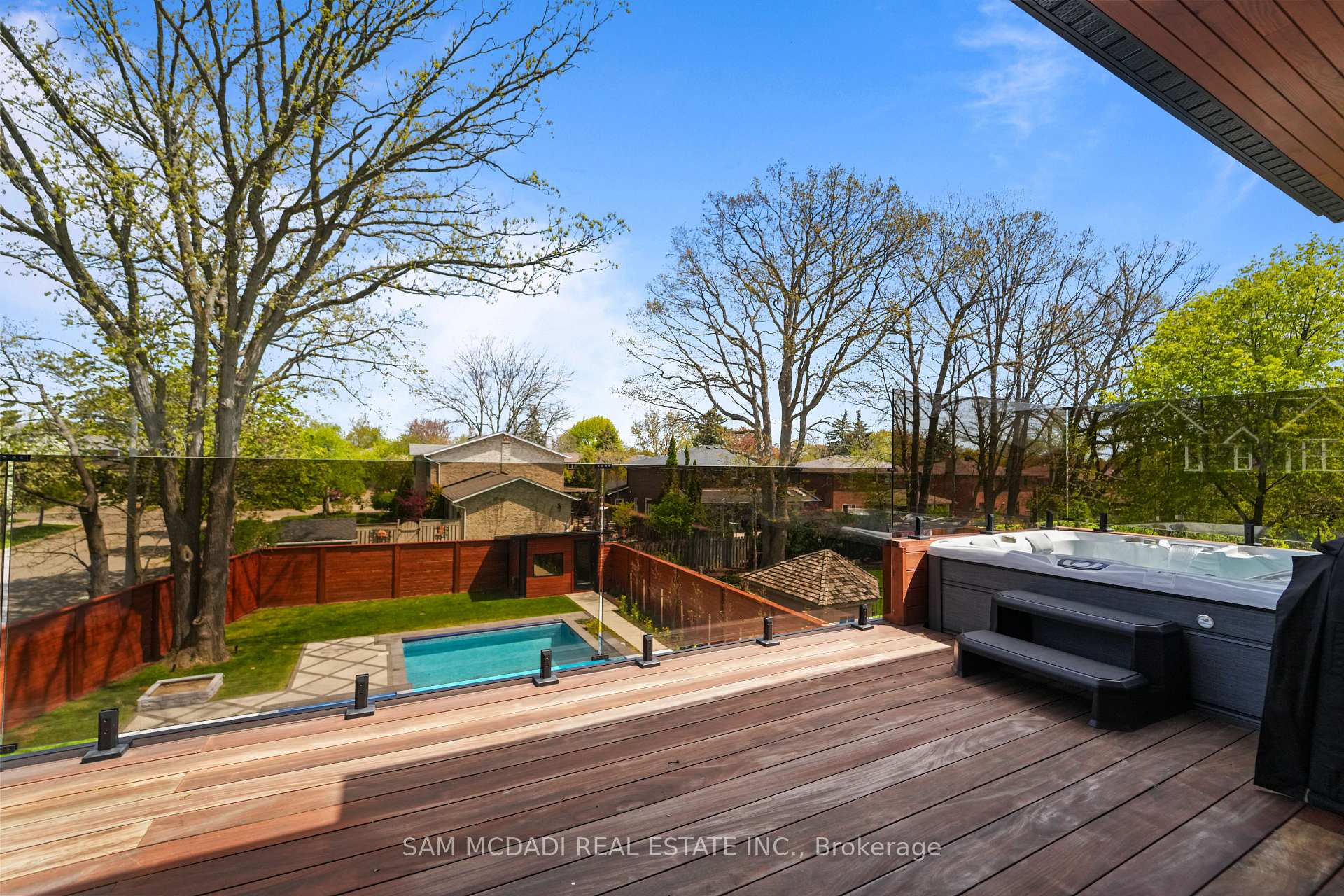 1589 Glenhill Crescent