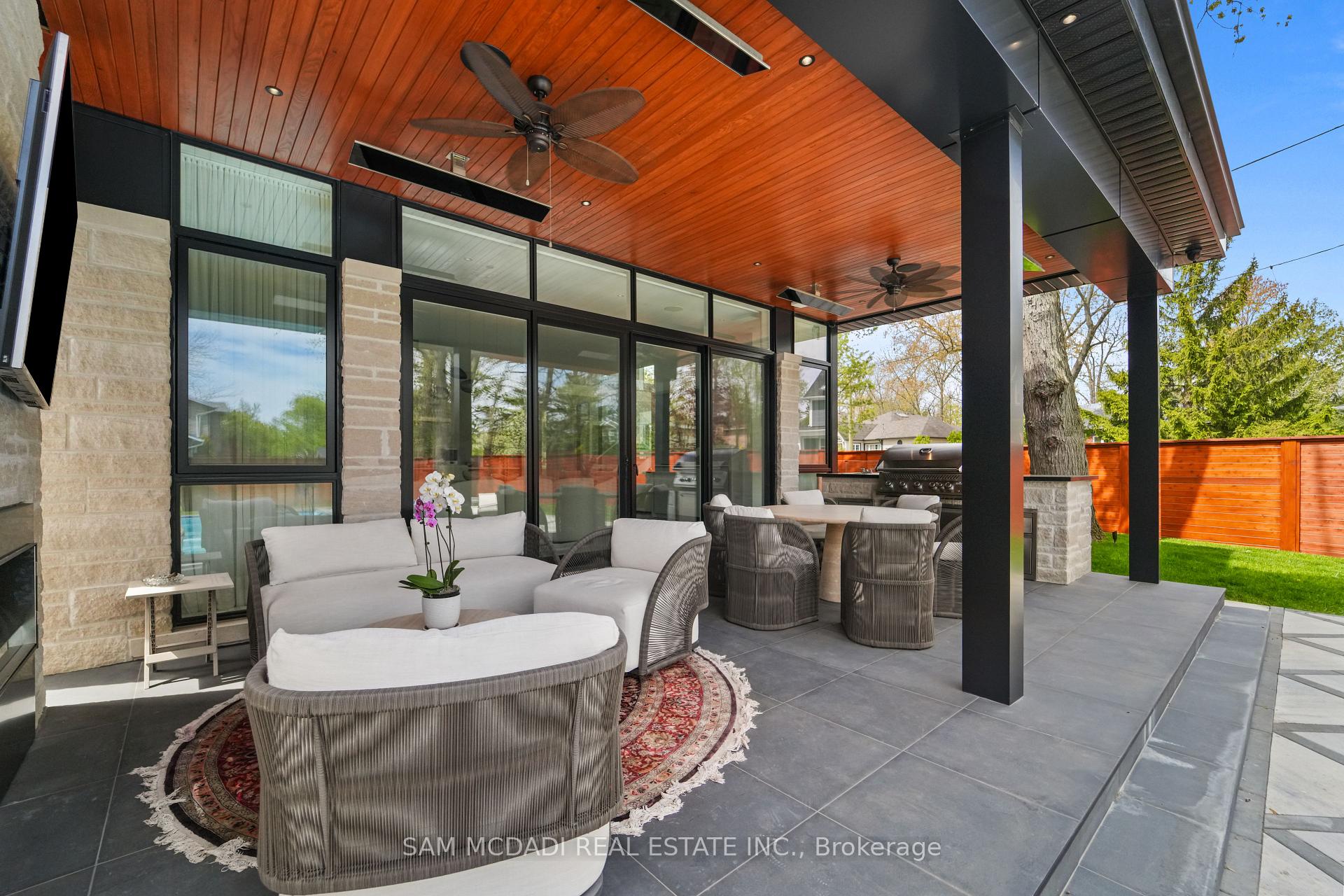 1589 Glenhill Crescent