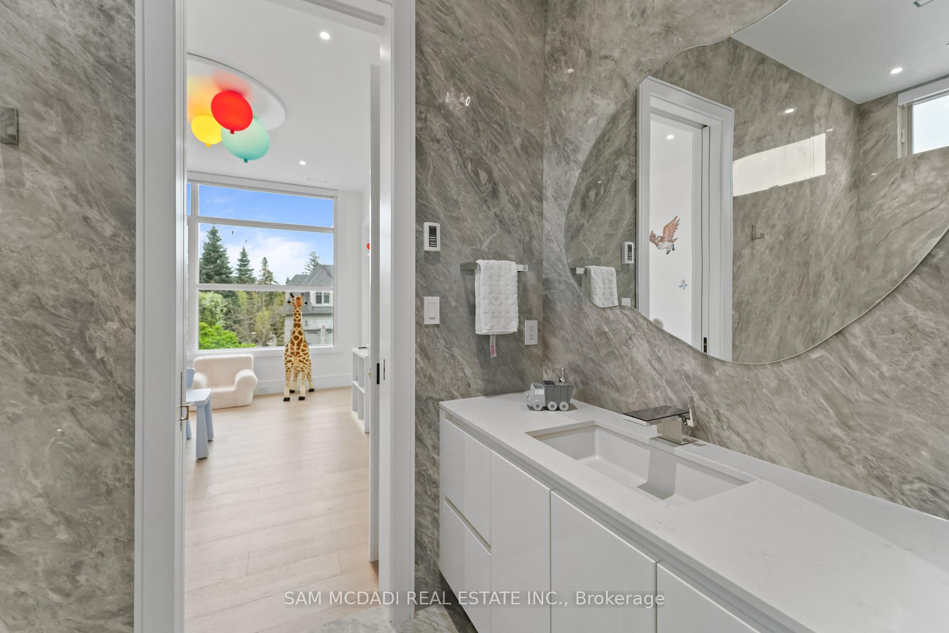 1589 Glenhill Crescent