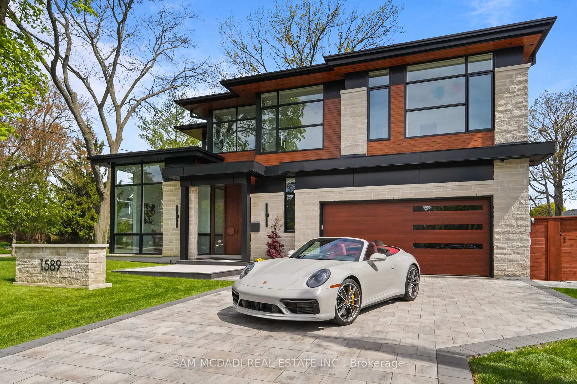 1589 Glenhill Crescent