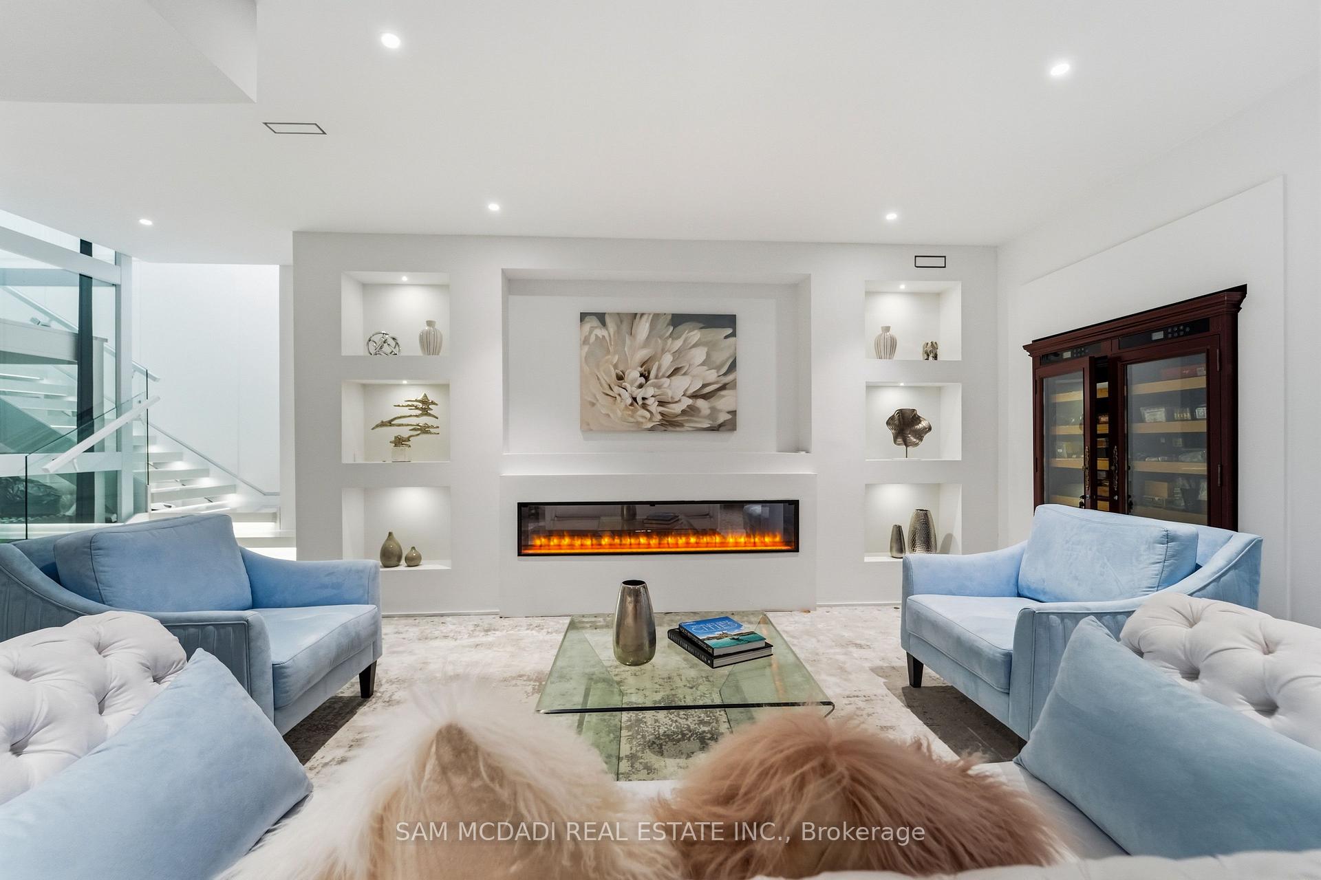 1589 Glenhill Crescent