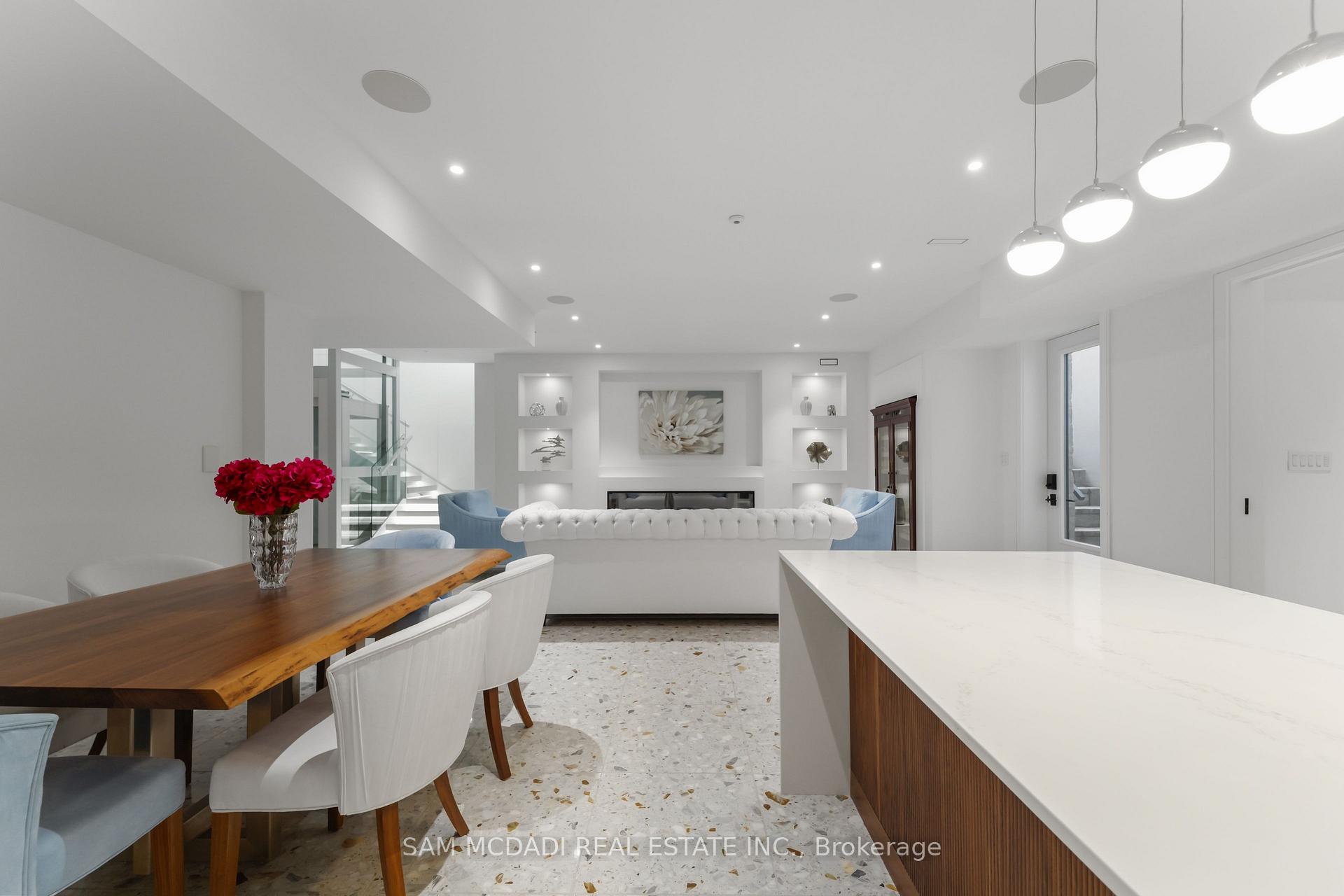 1589 Glenhill Crescent