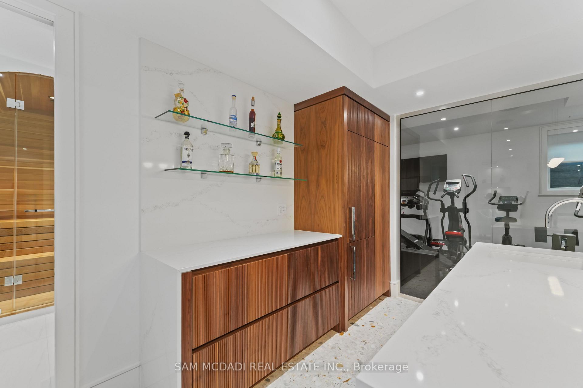 1589 Glenhill Crescent