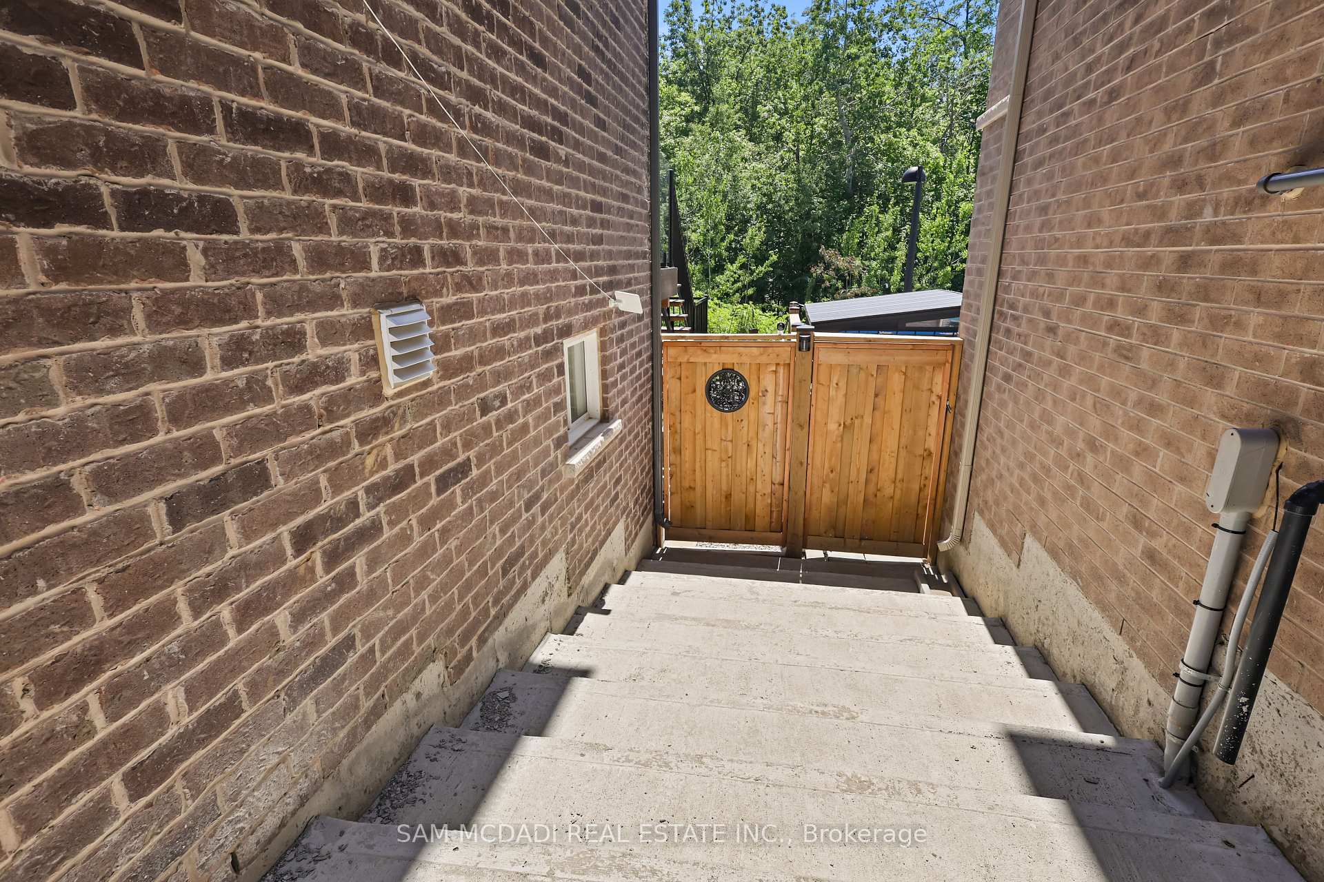 837 Magnolia Terrace
