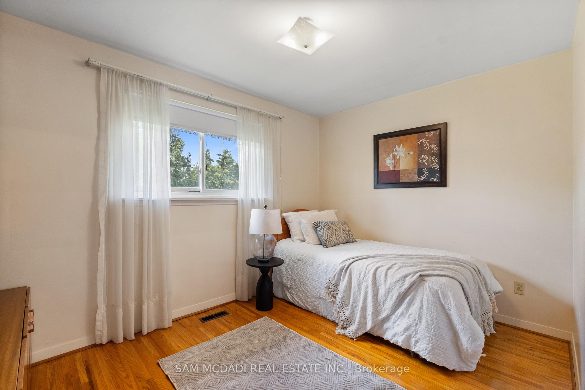 757 Netherton Crescent