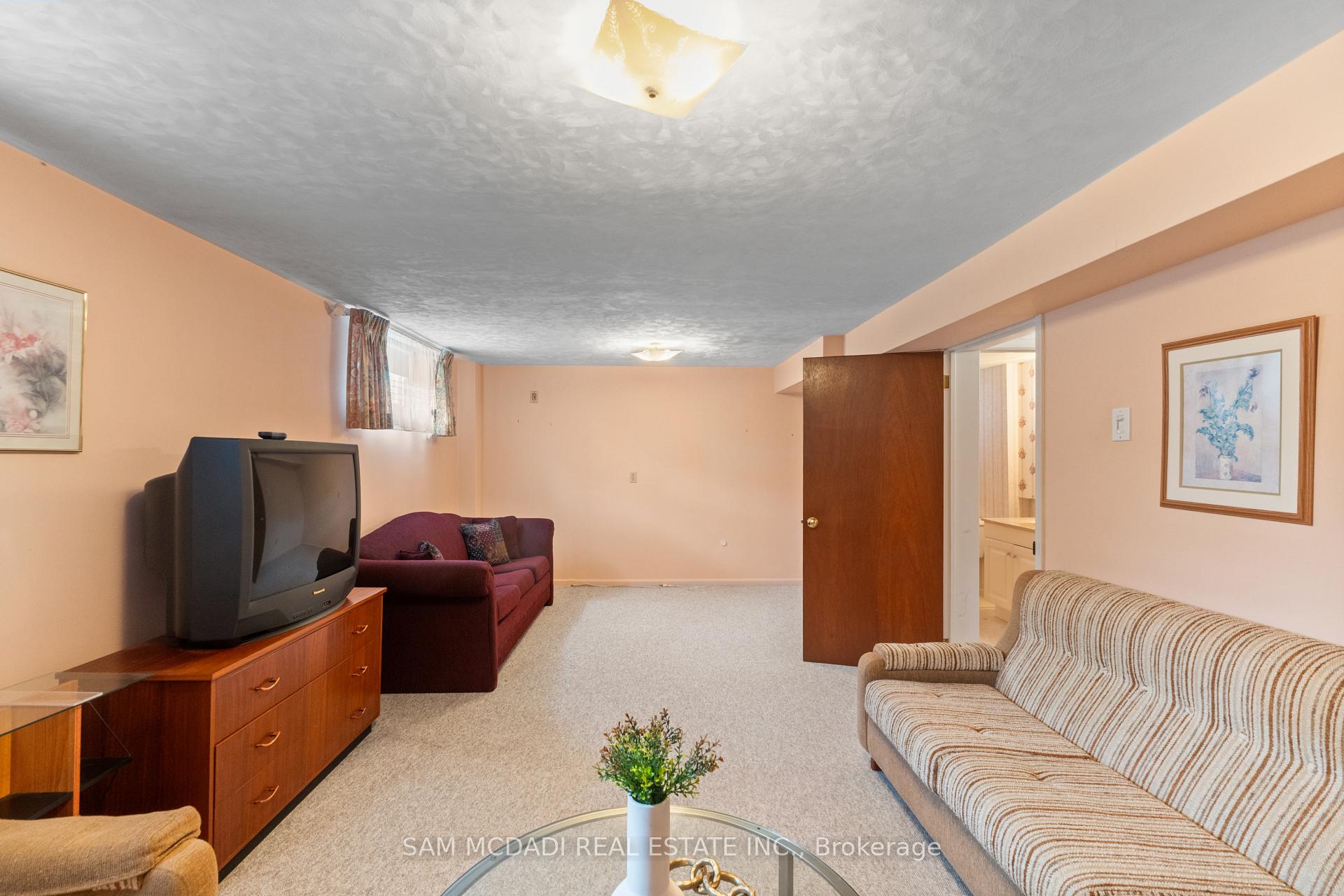 757 Netherton Crescent