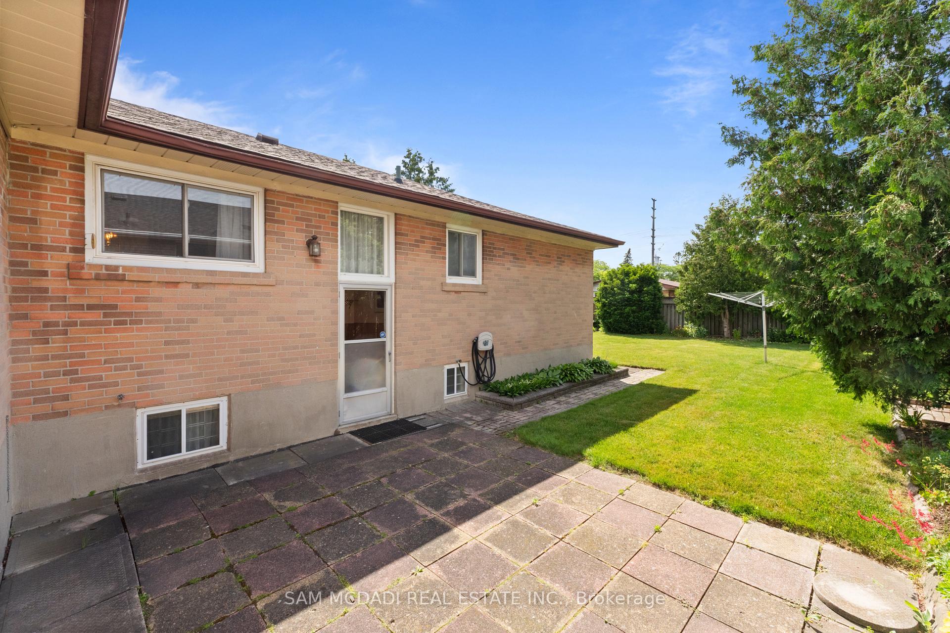 757 Netherton Crescent