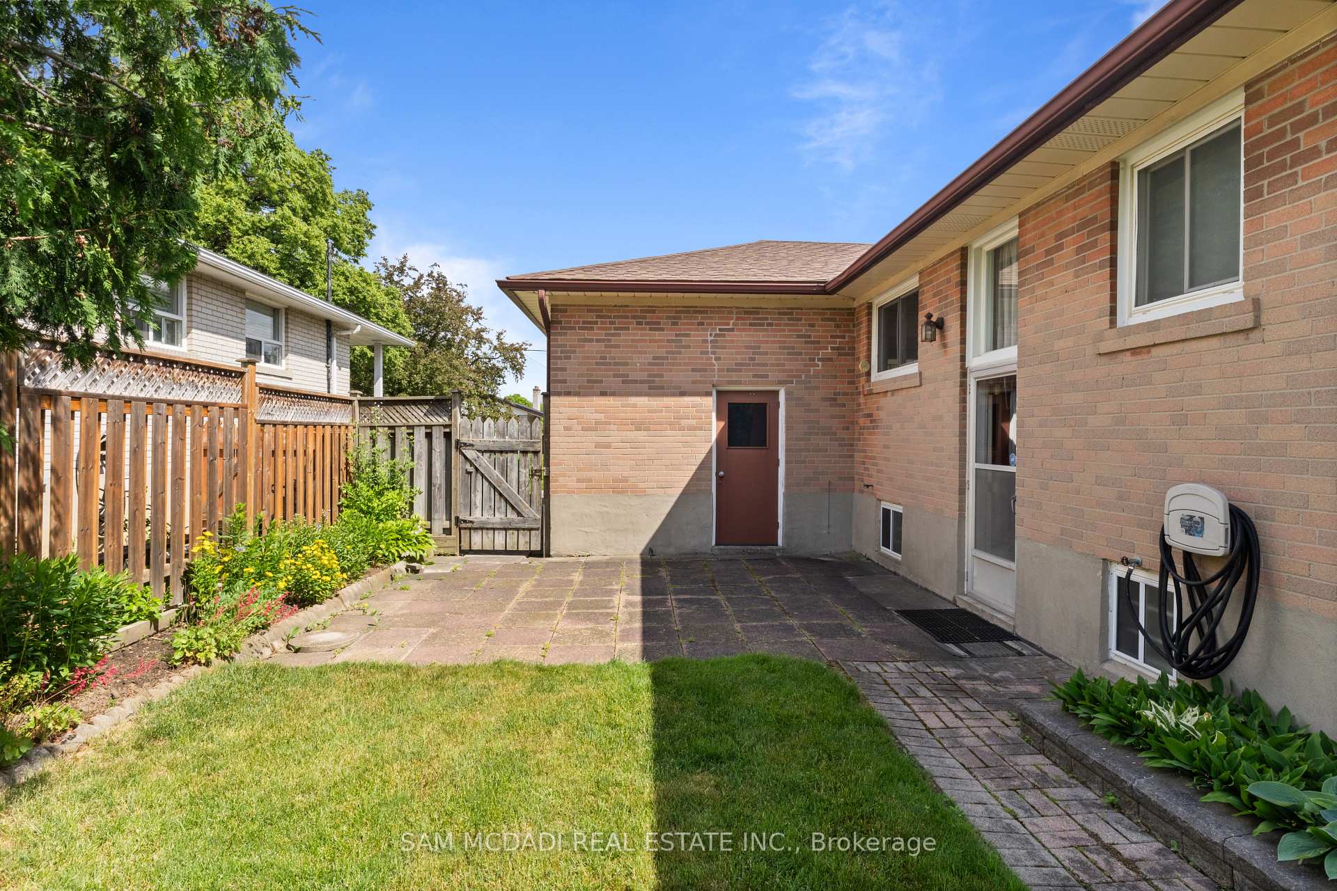 757 Netherton Crescent