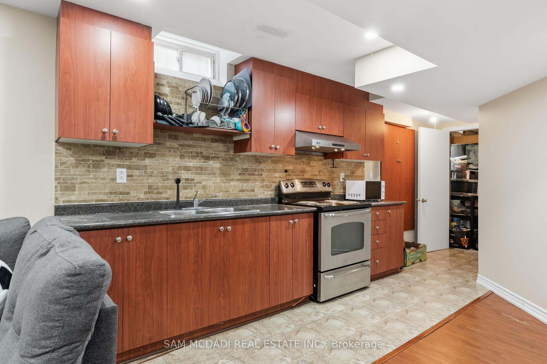 5604 Doctor Peddle Crescent
