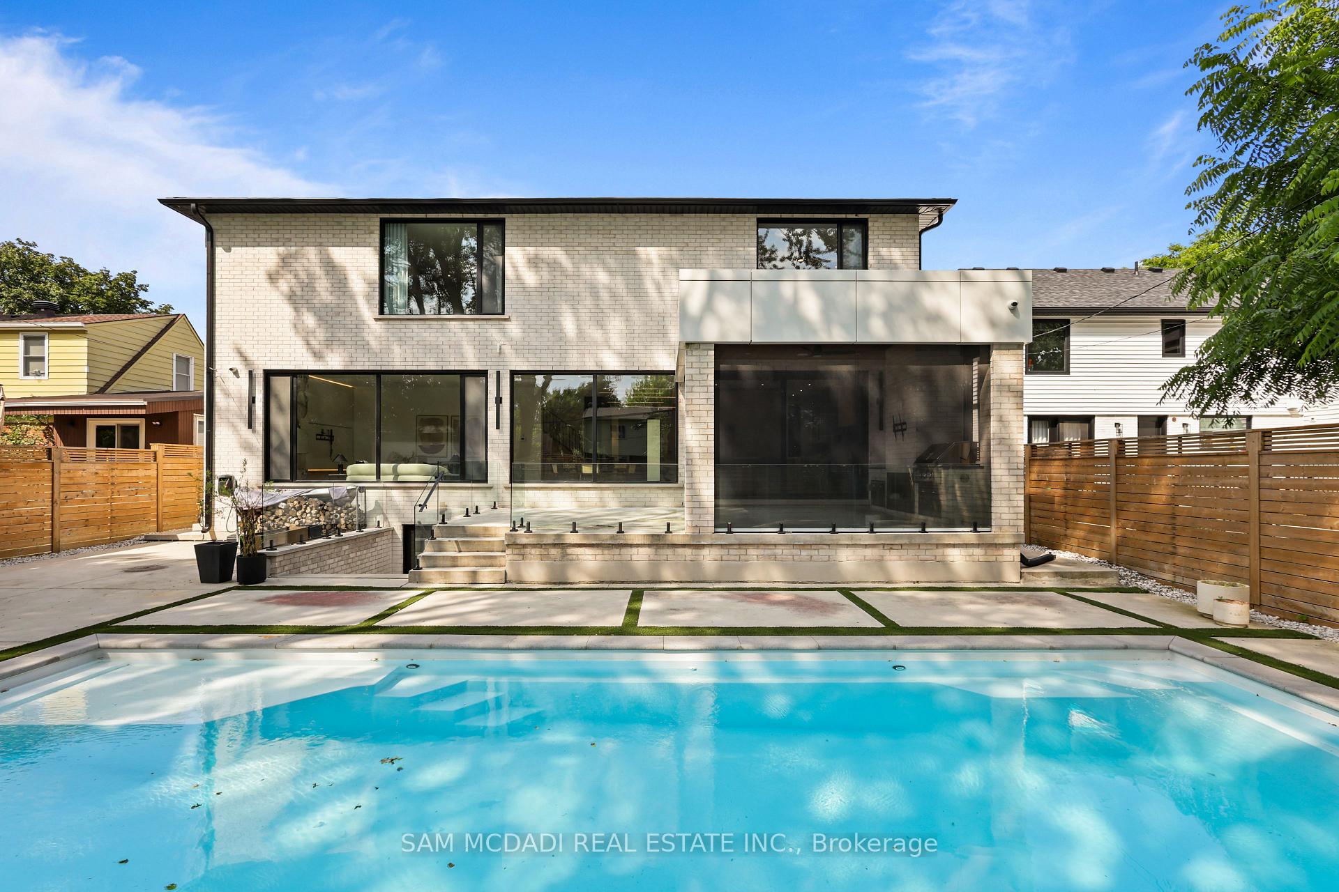 2186 Harcourt Crescent