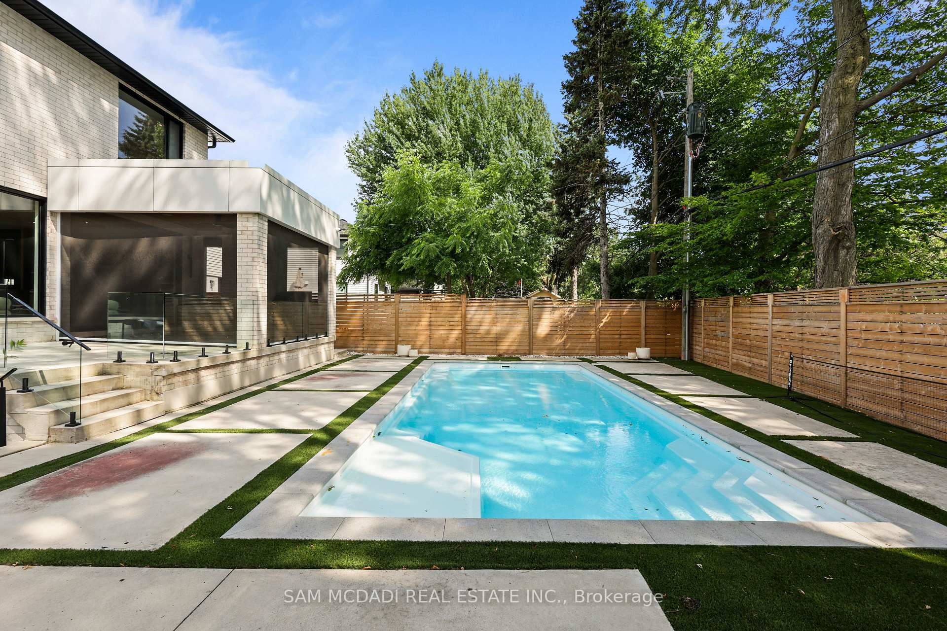 2186 Harcourt Crescent