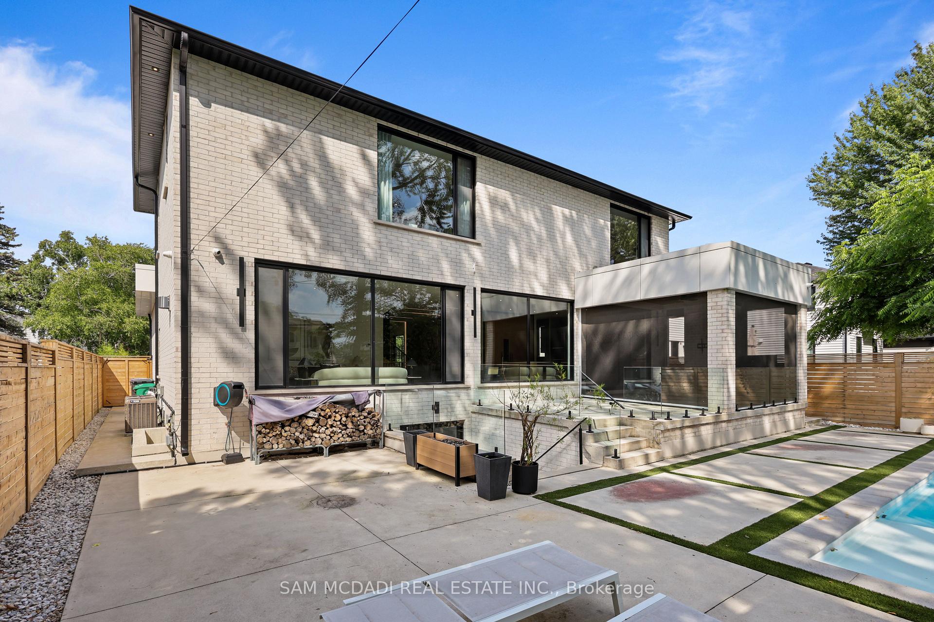 2186 Harcourt Crescent