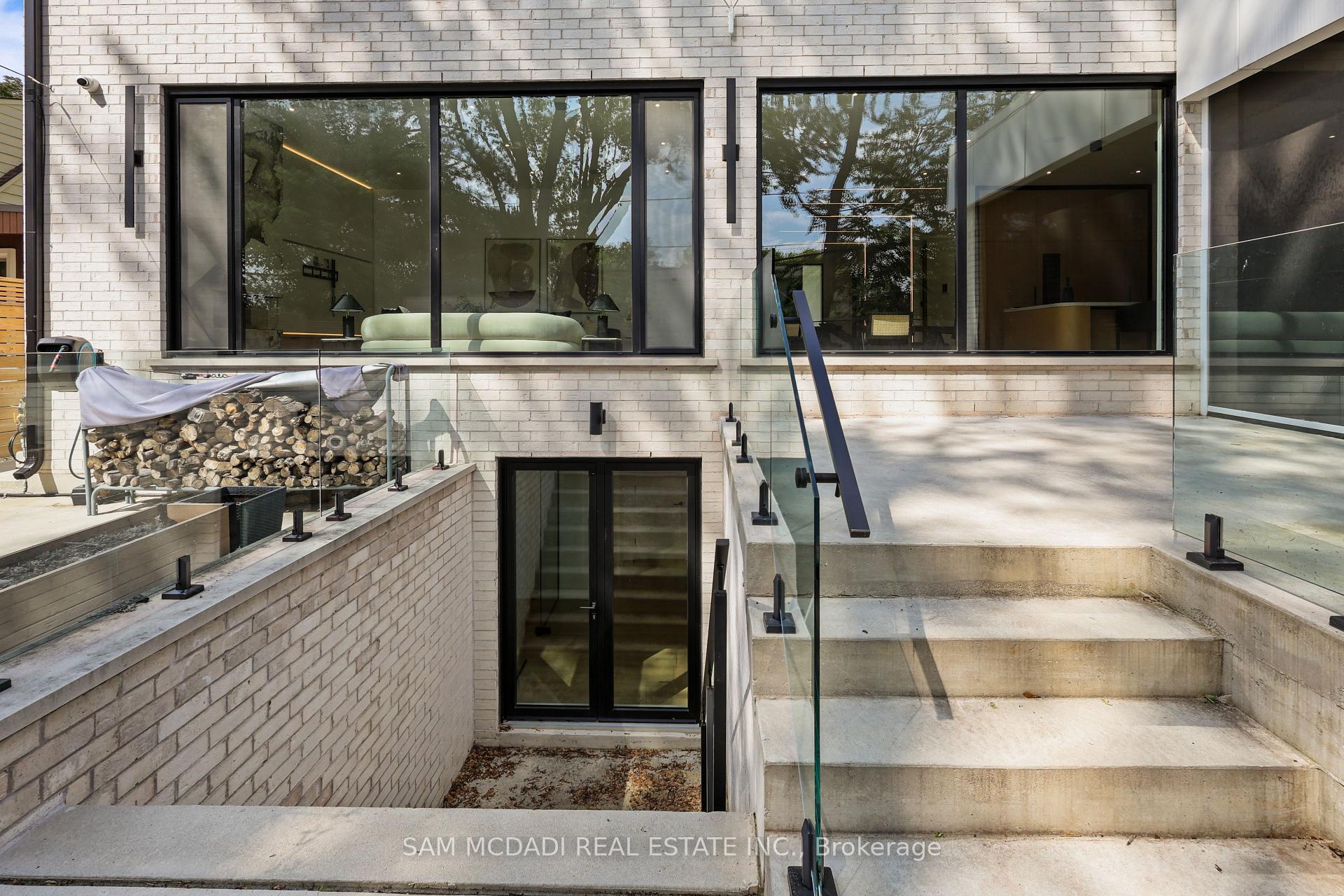 2186 Harcourt Crescent