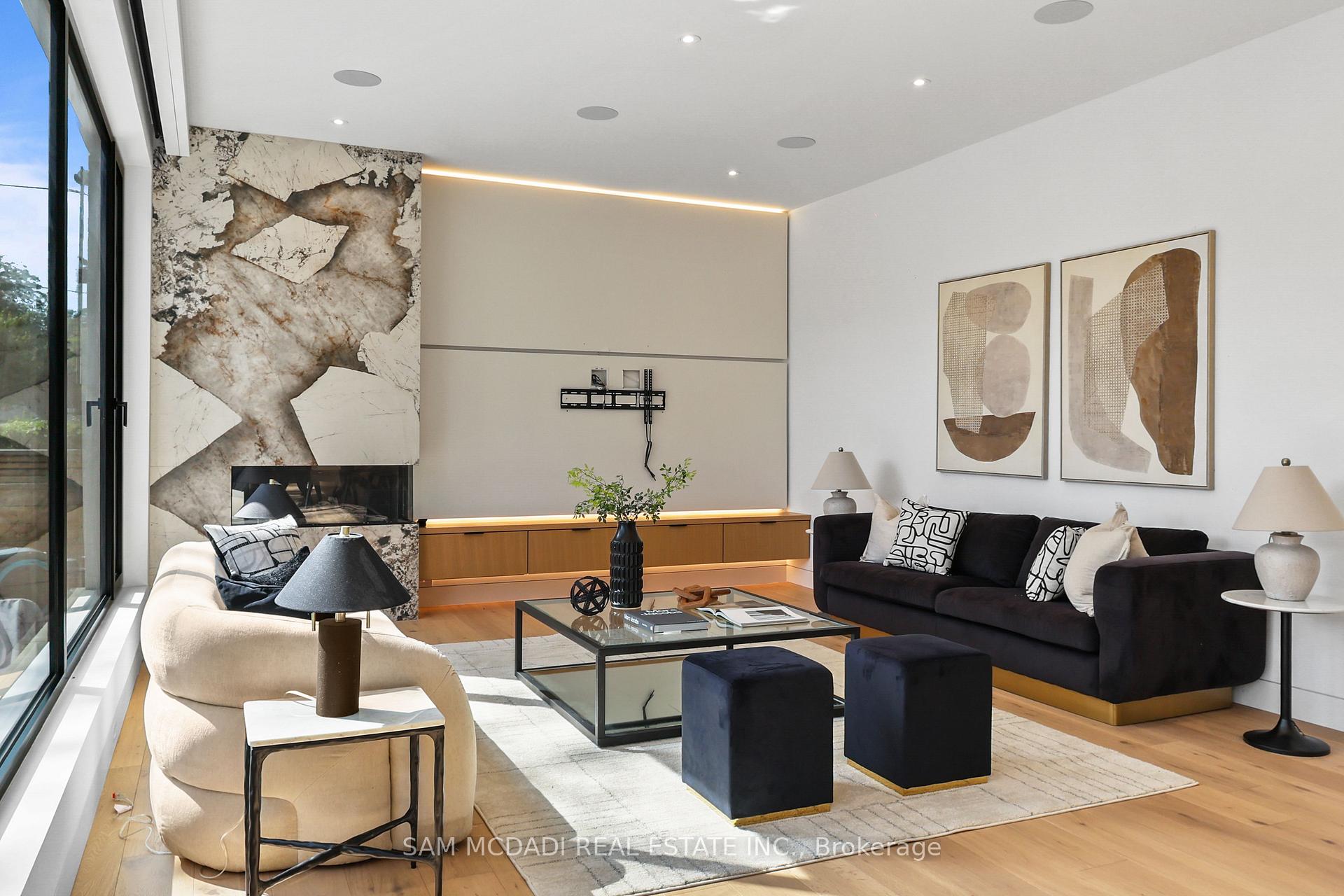 2186 Harcourt Crescent