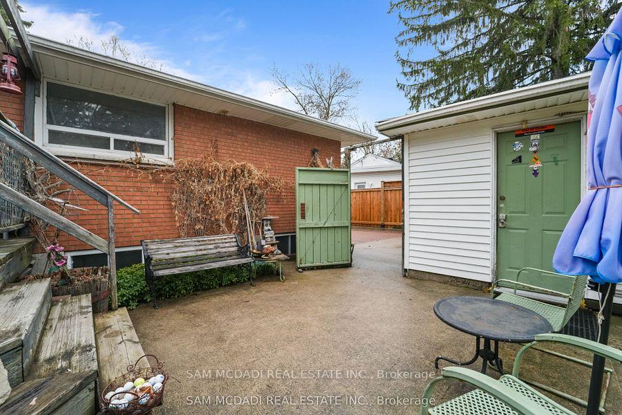 2470 Meadowood Crescent
