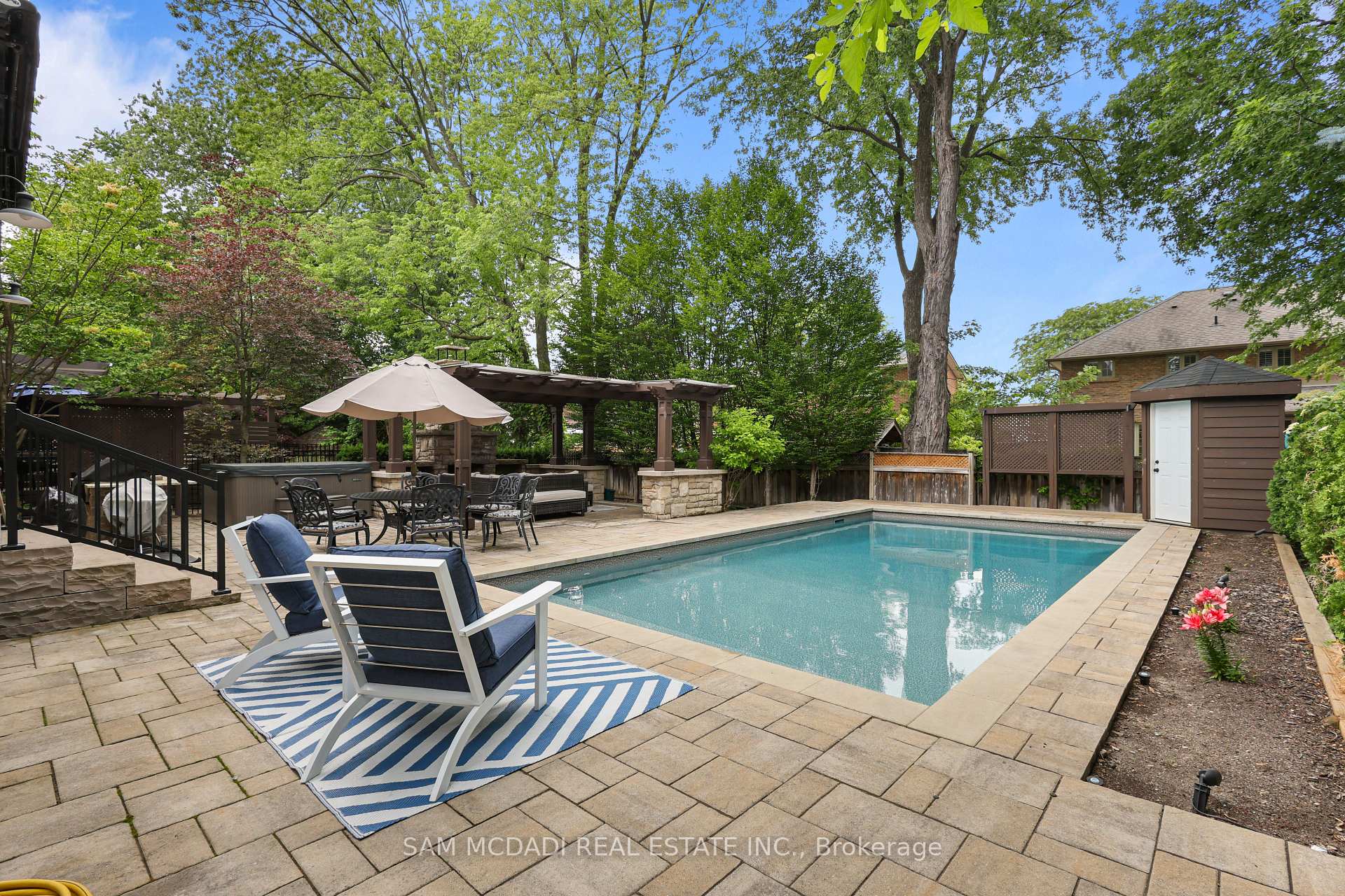 725 Queensway N/A W