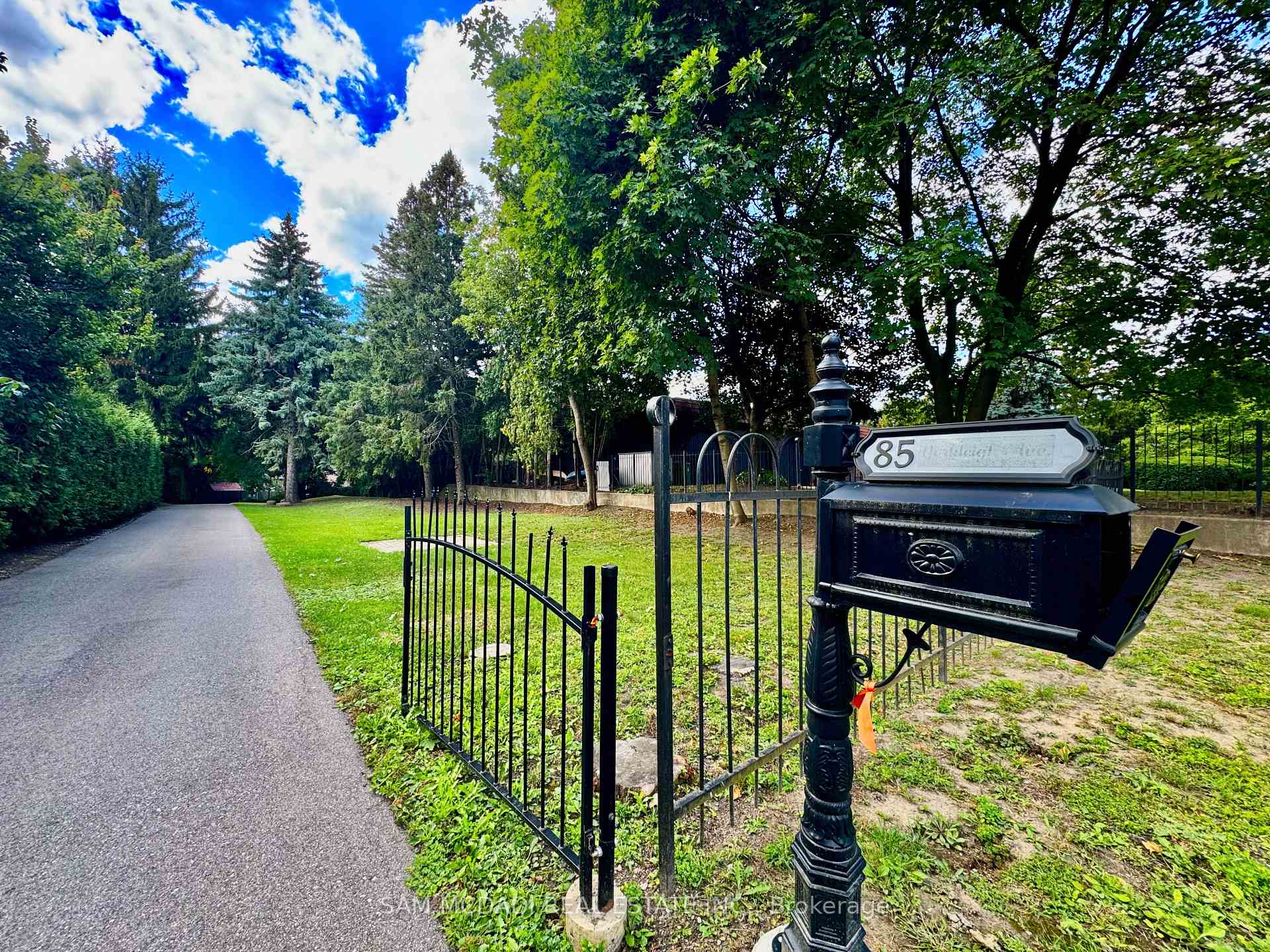 85 Yorkleigh Avenue, Toronto