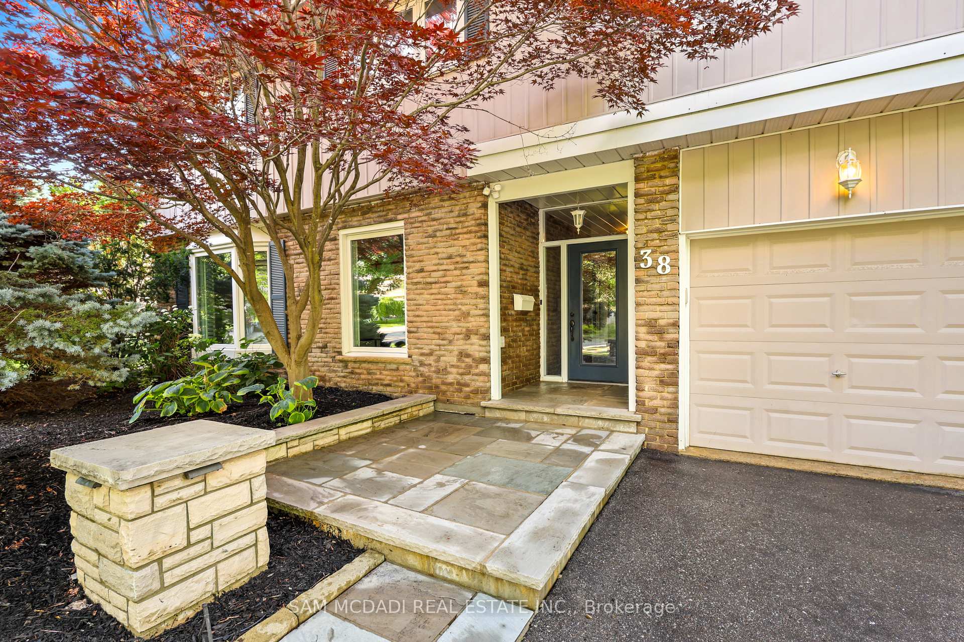 38 Kenninghall Boulevard