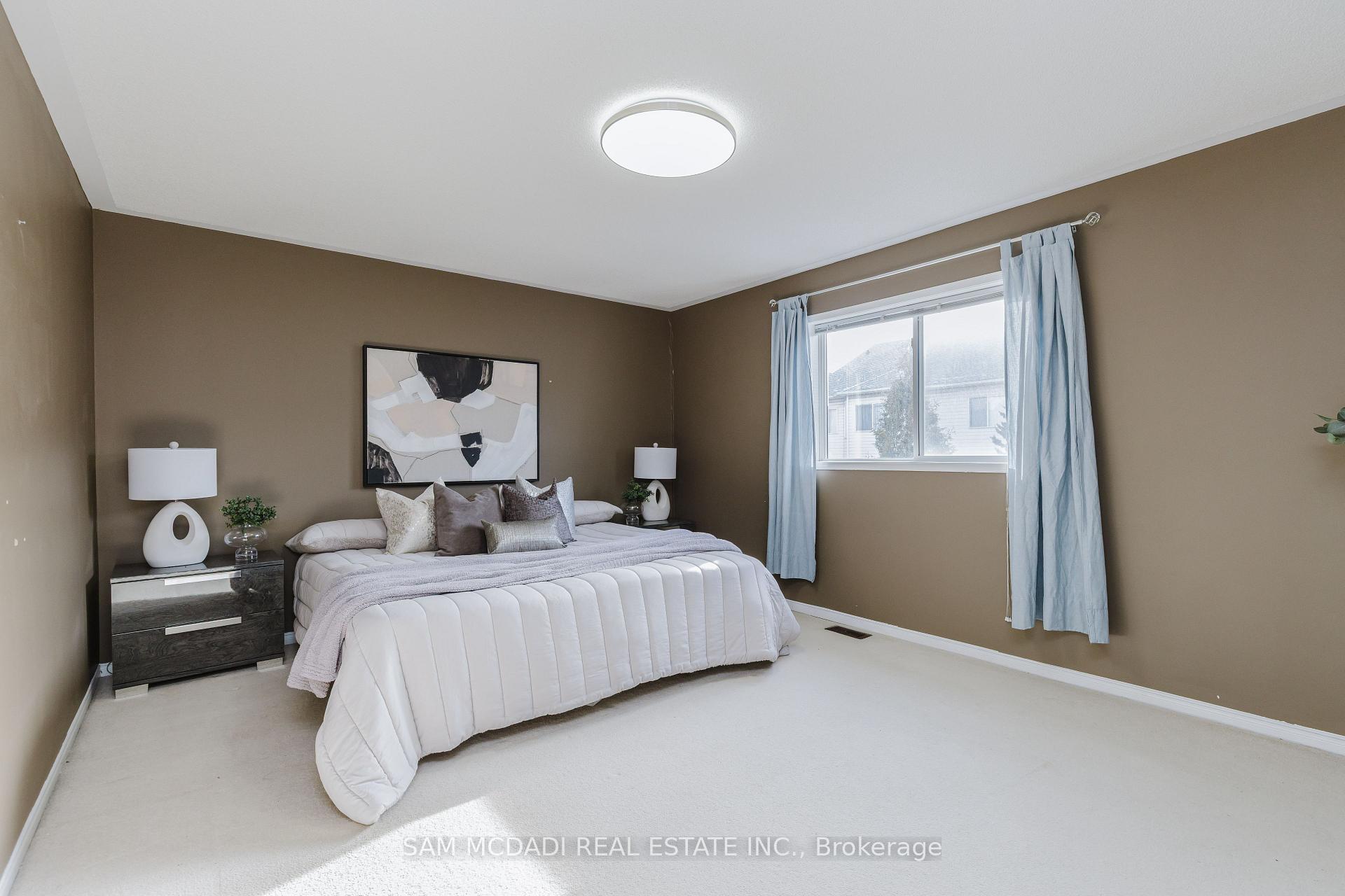 1190 Fox Crescent