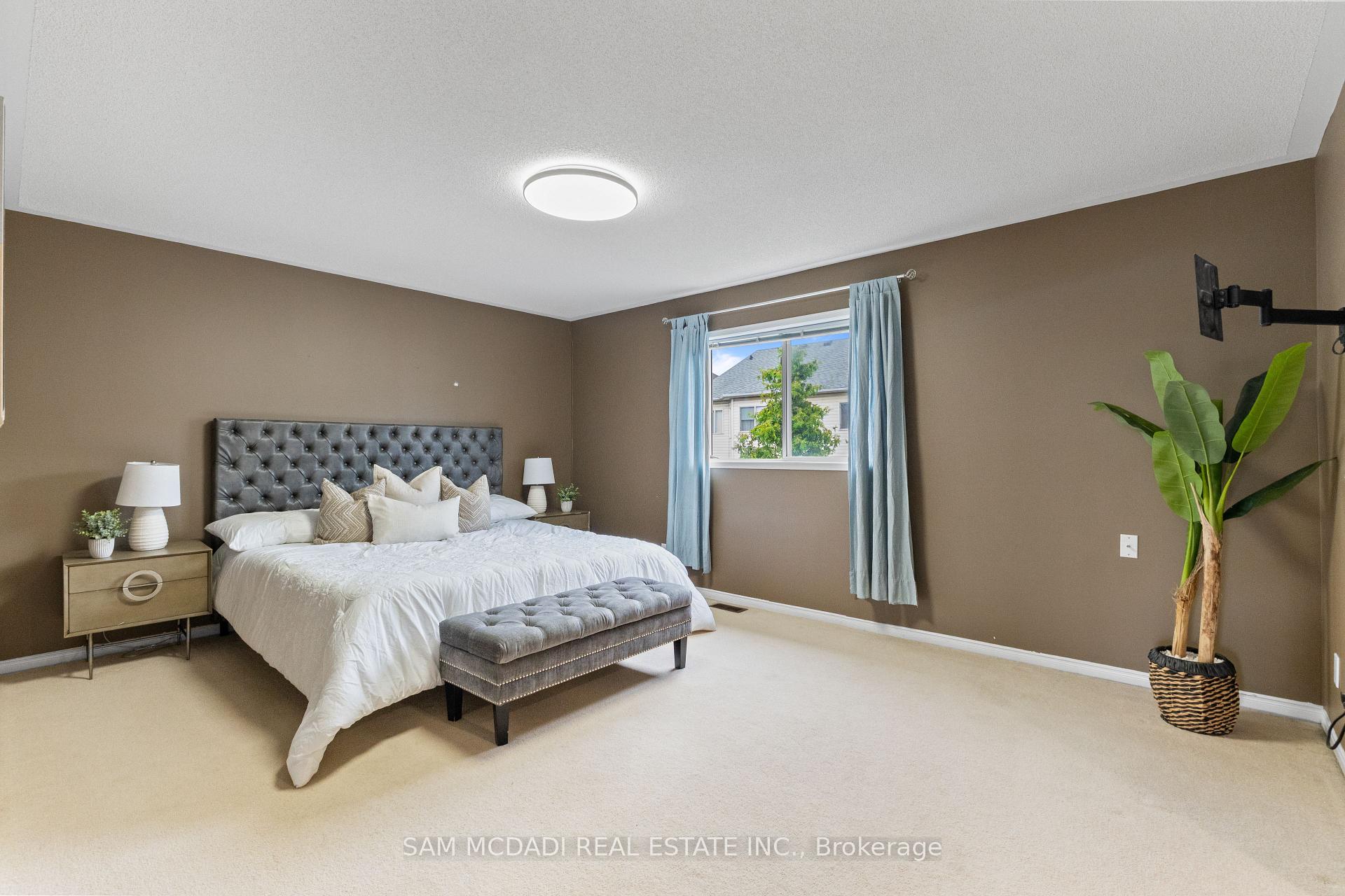 1190 Fox Crescent