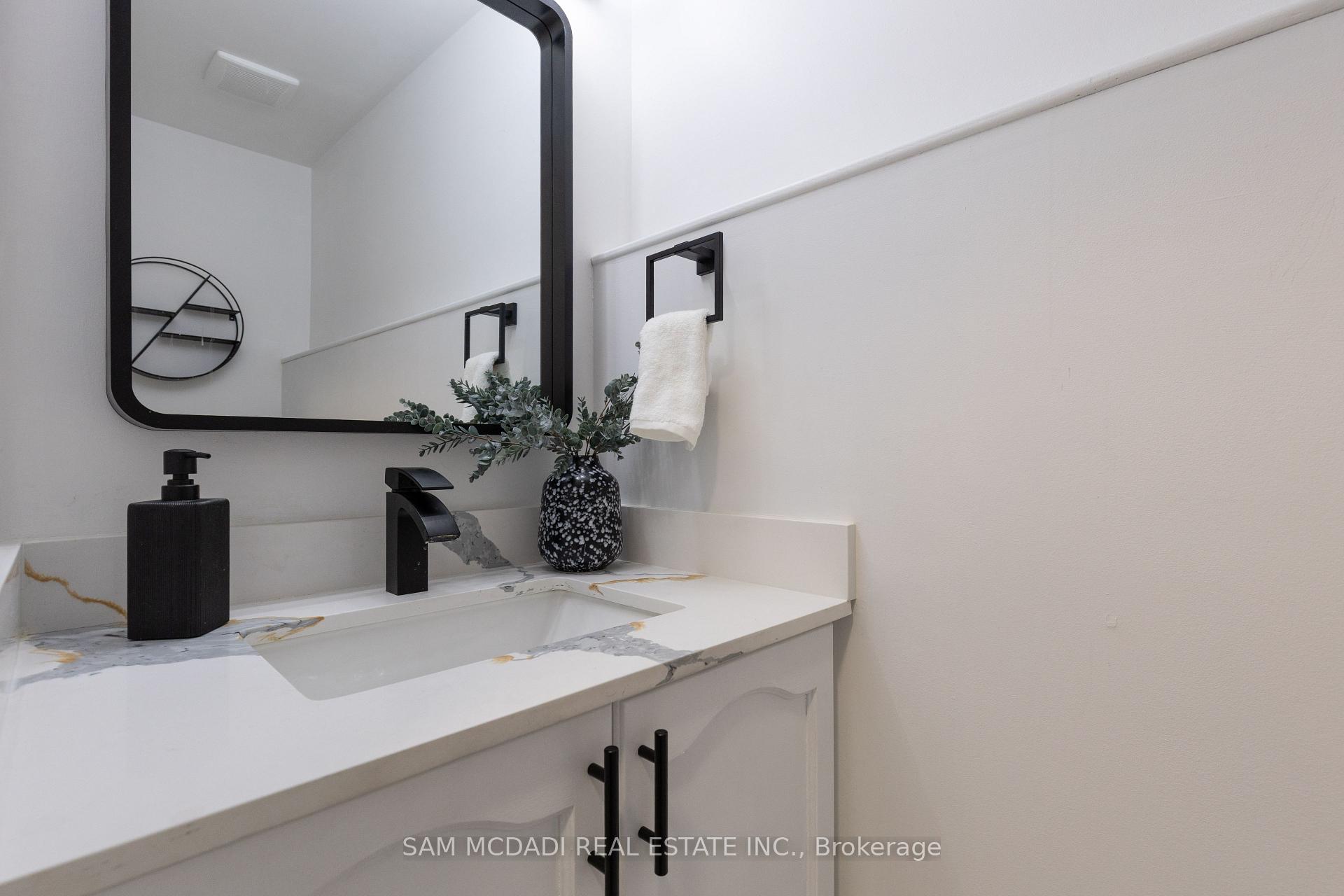 1190 Fox Crescent