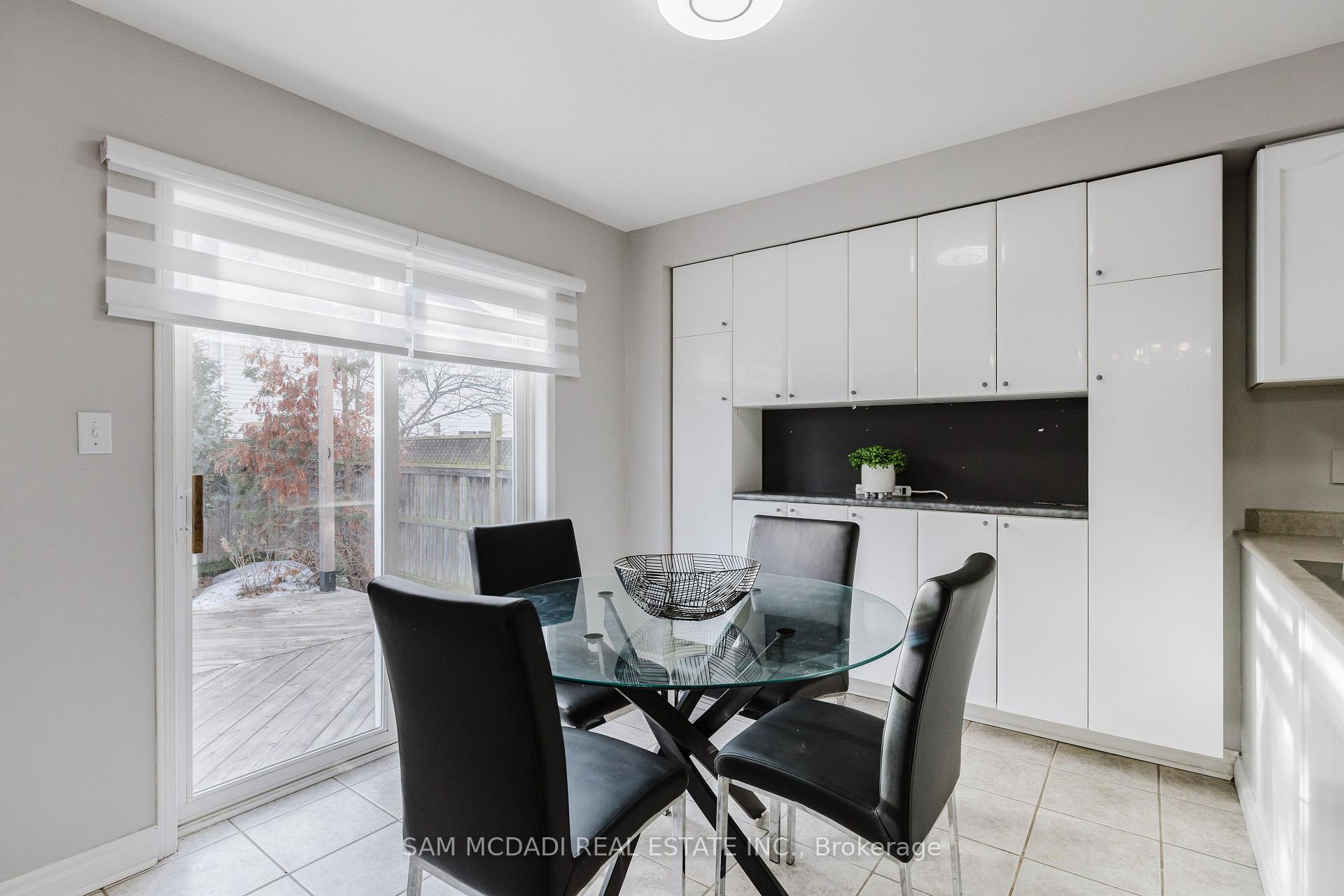 1190 Fox Crescent