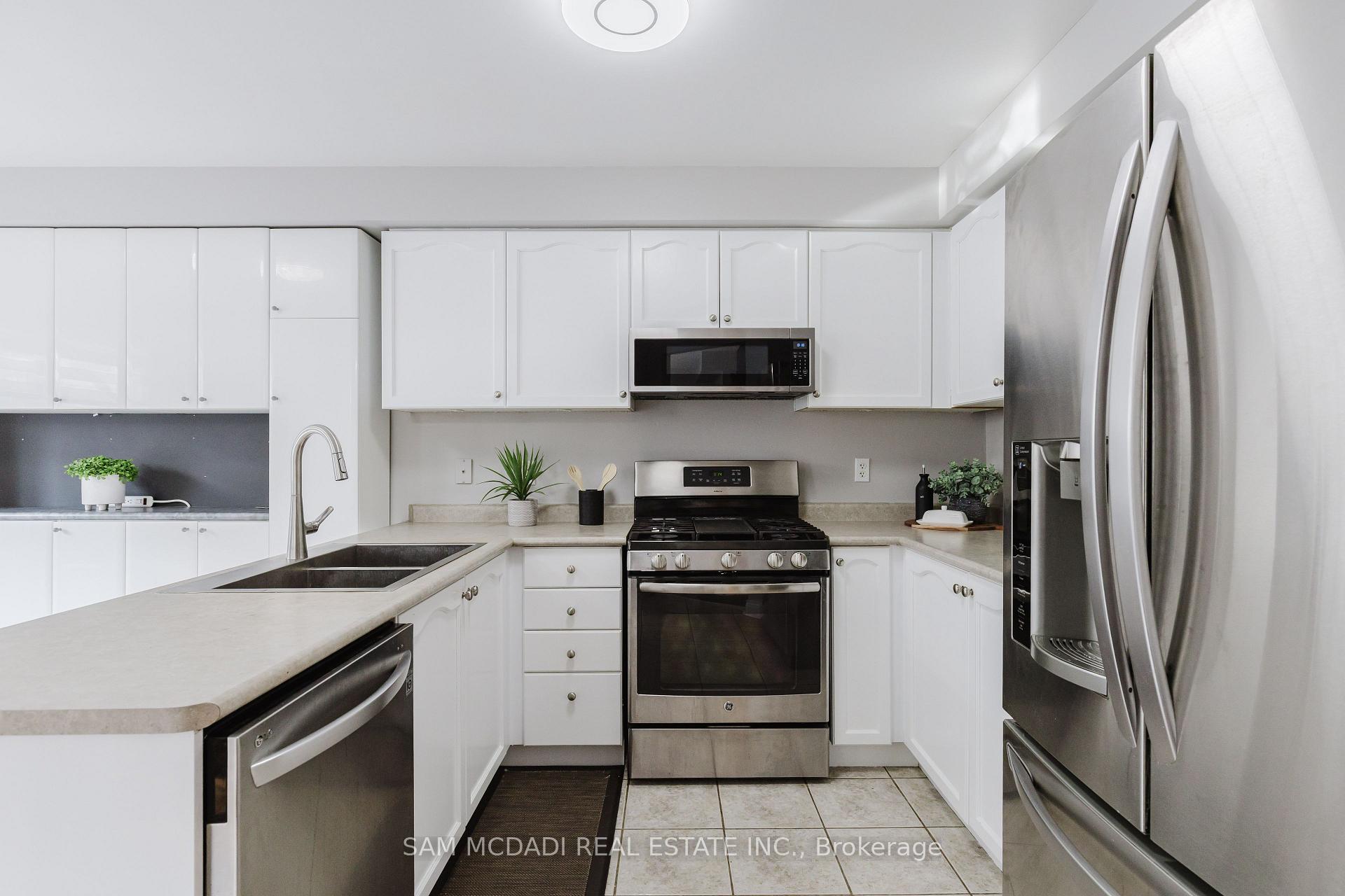 1190 Fox Crescent