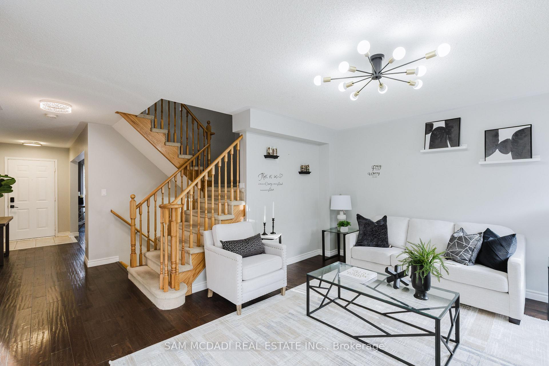 1190 Fox Crescent
