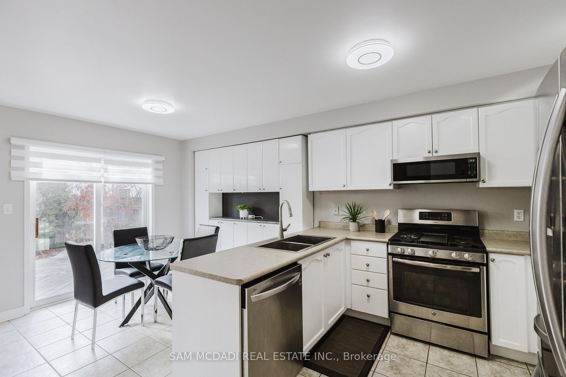 1190 Fox Crescent