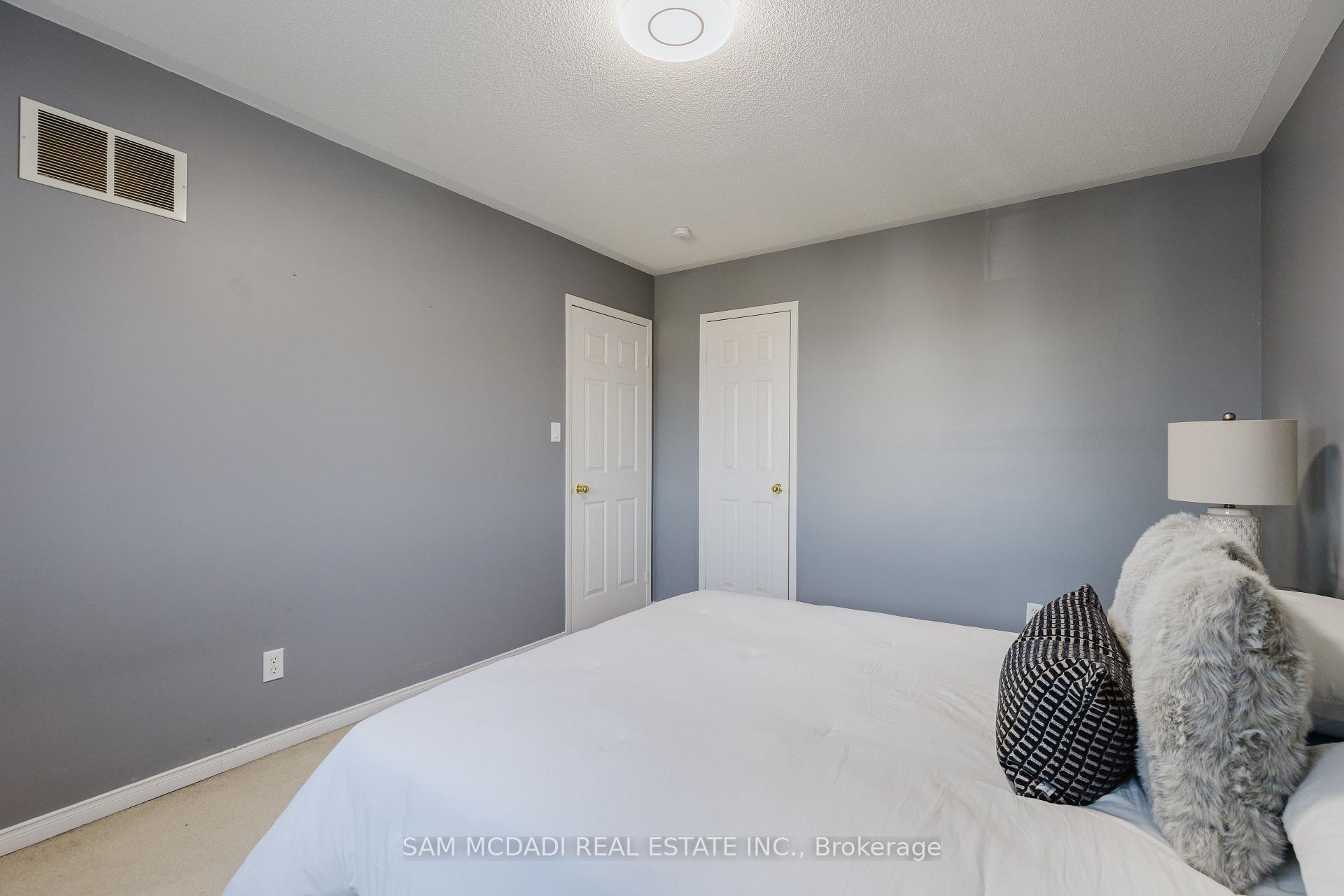 1190 Fox Crescent
