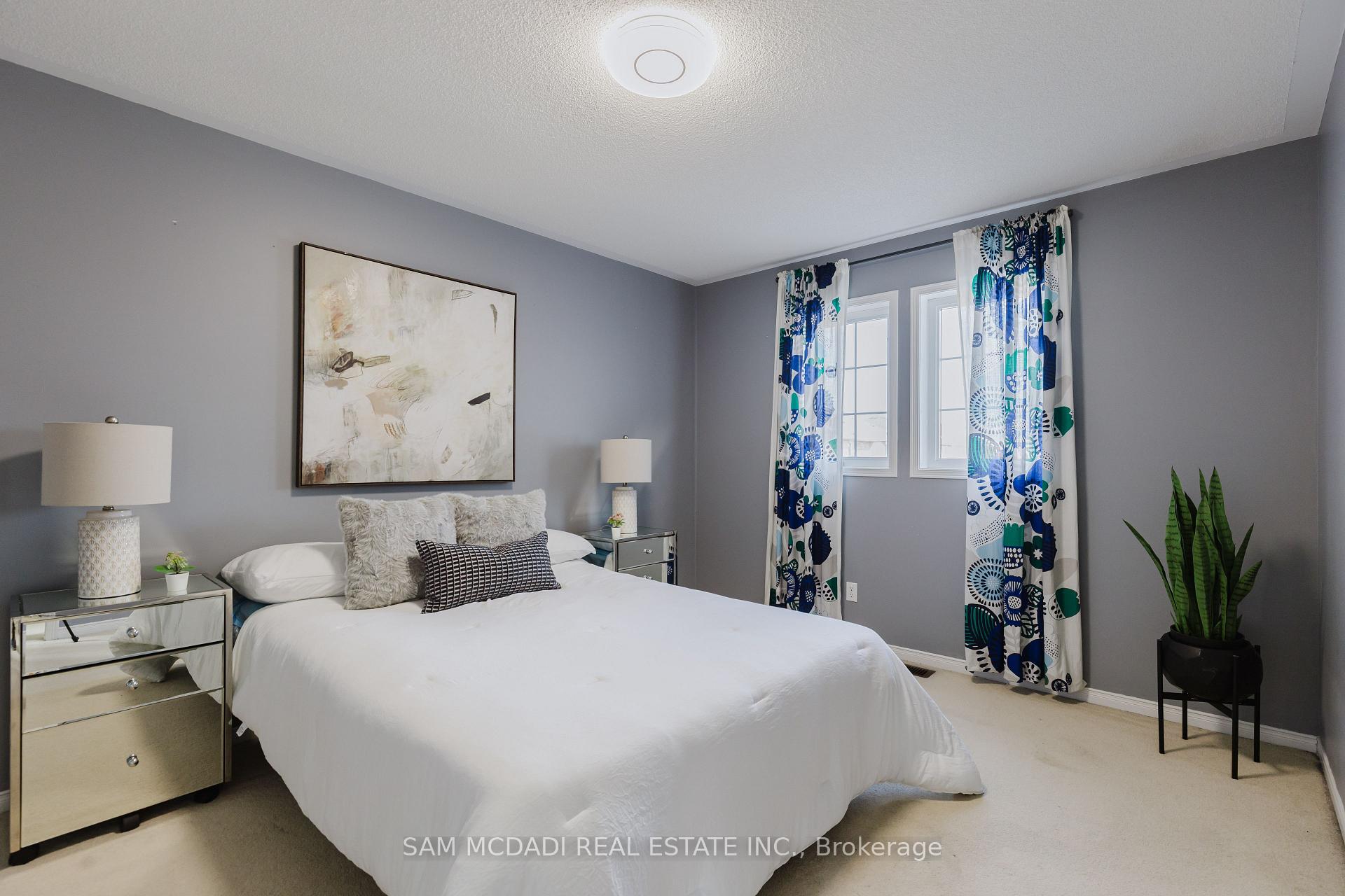 1190 Fox Crescent
