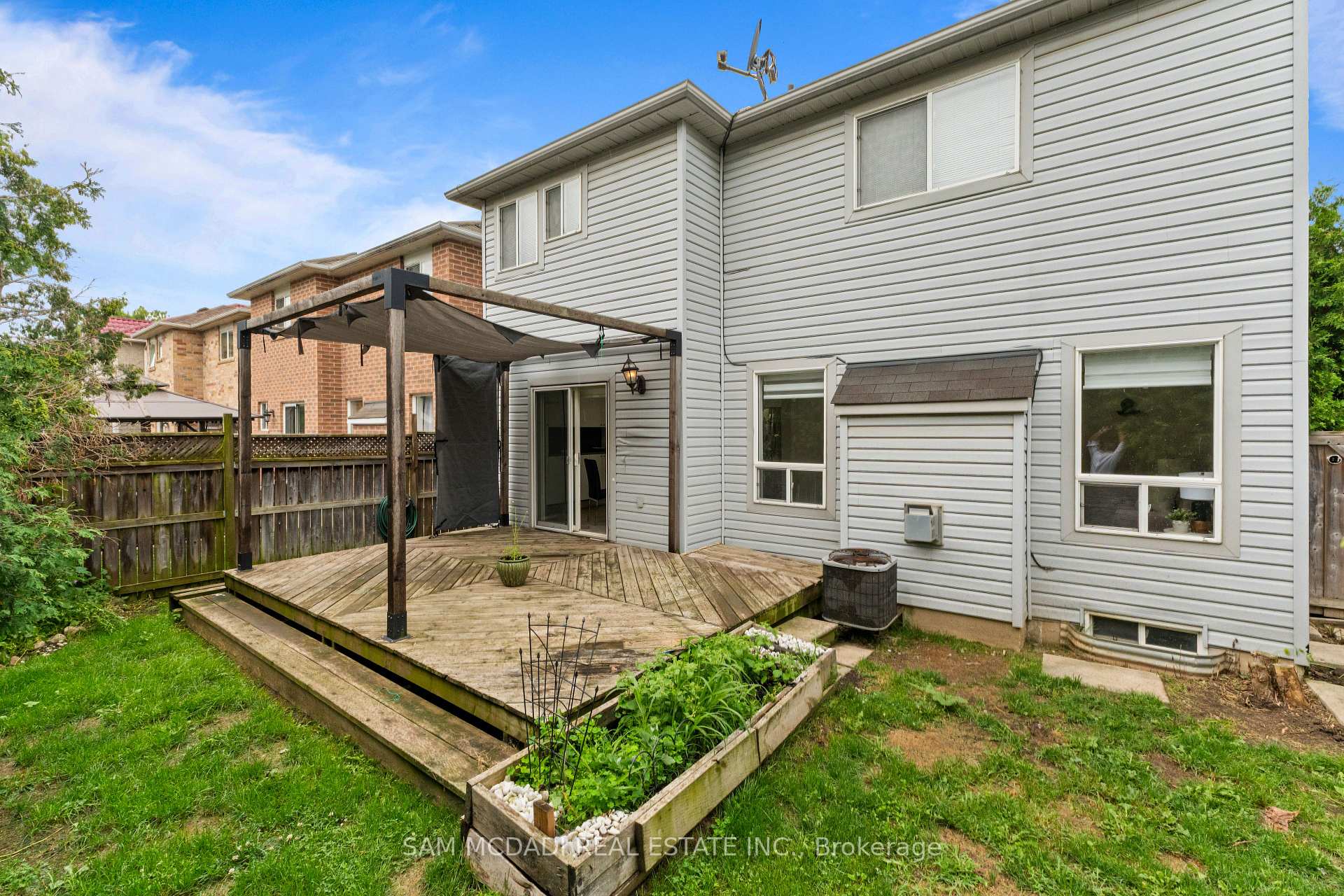 1190 Fox Crescent