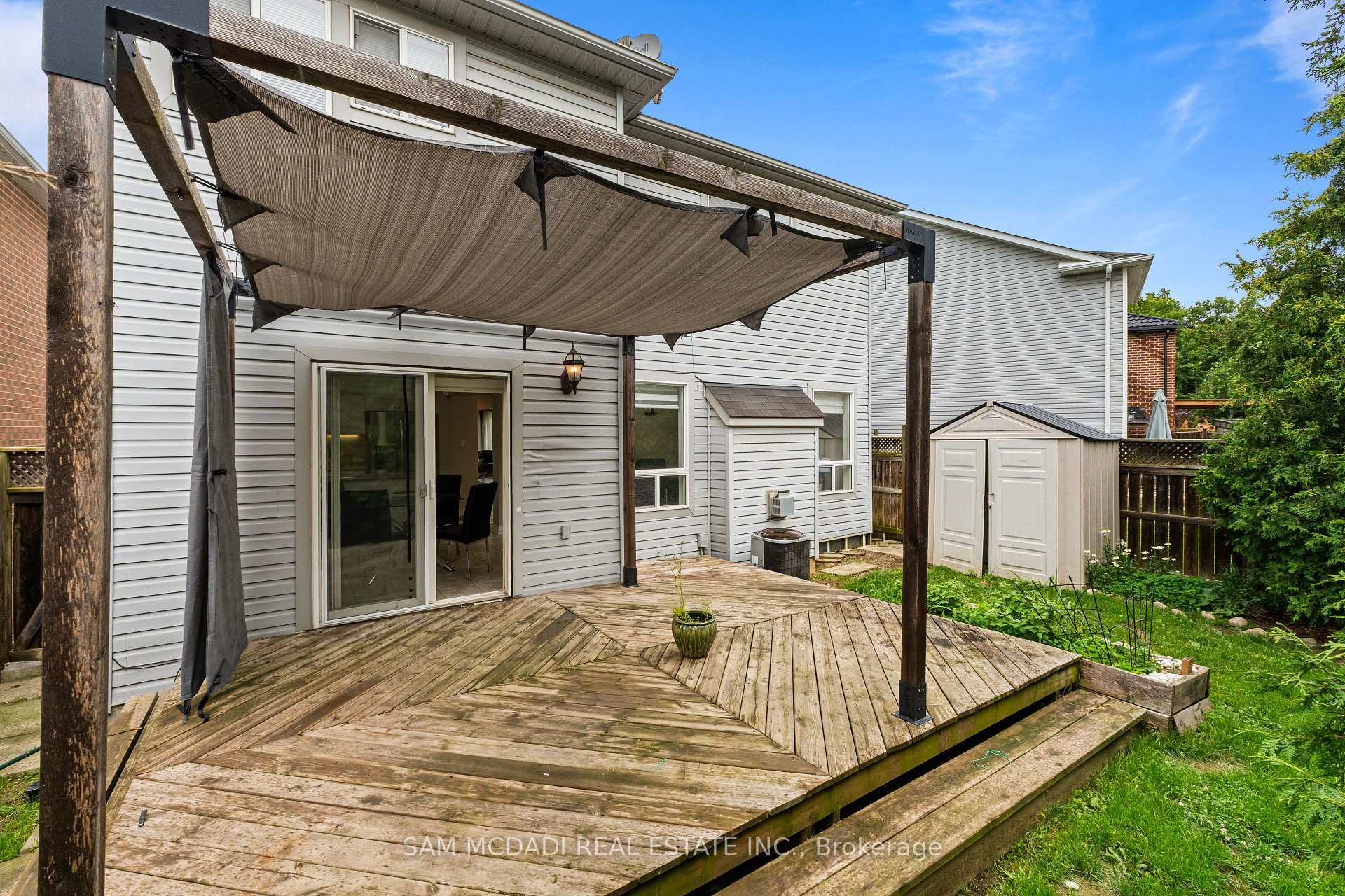 1190 Fox Crescent