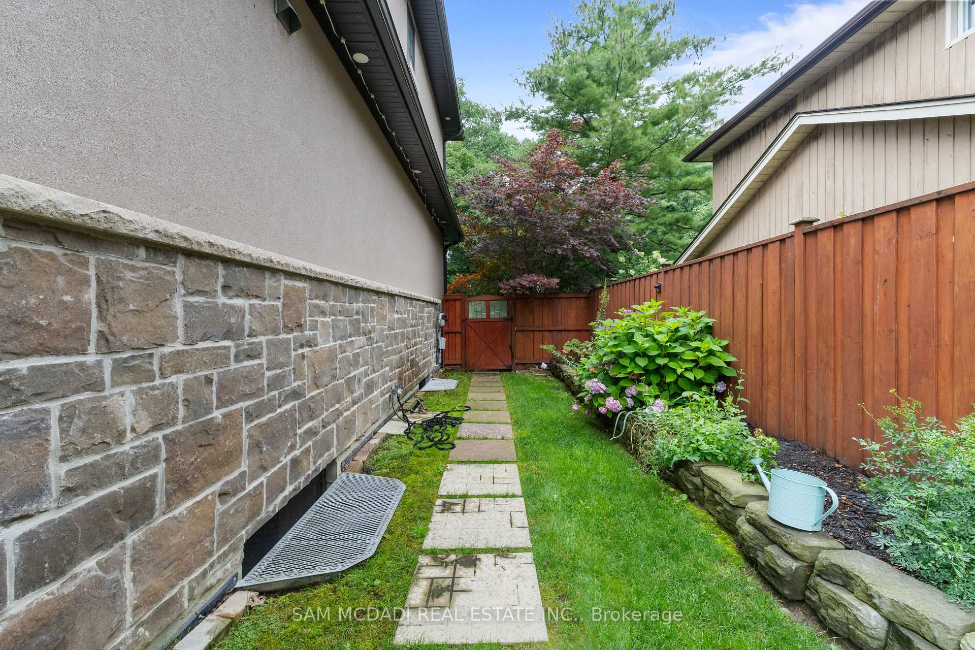 834 Edistel Crescent